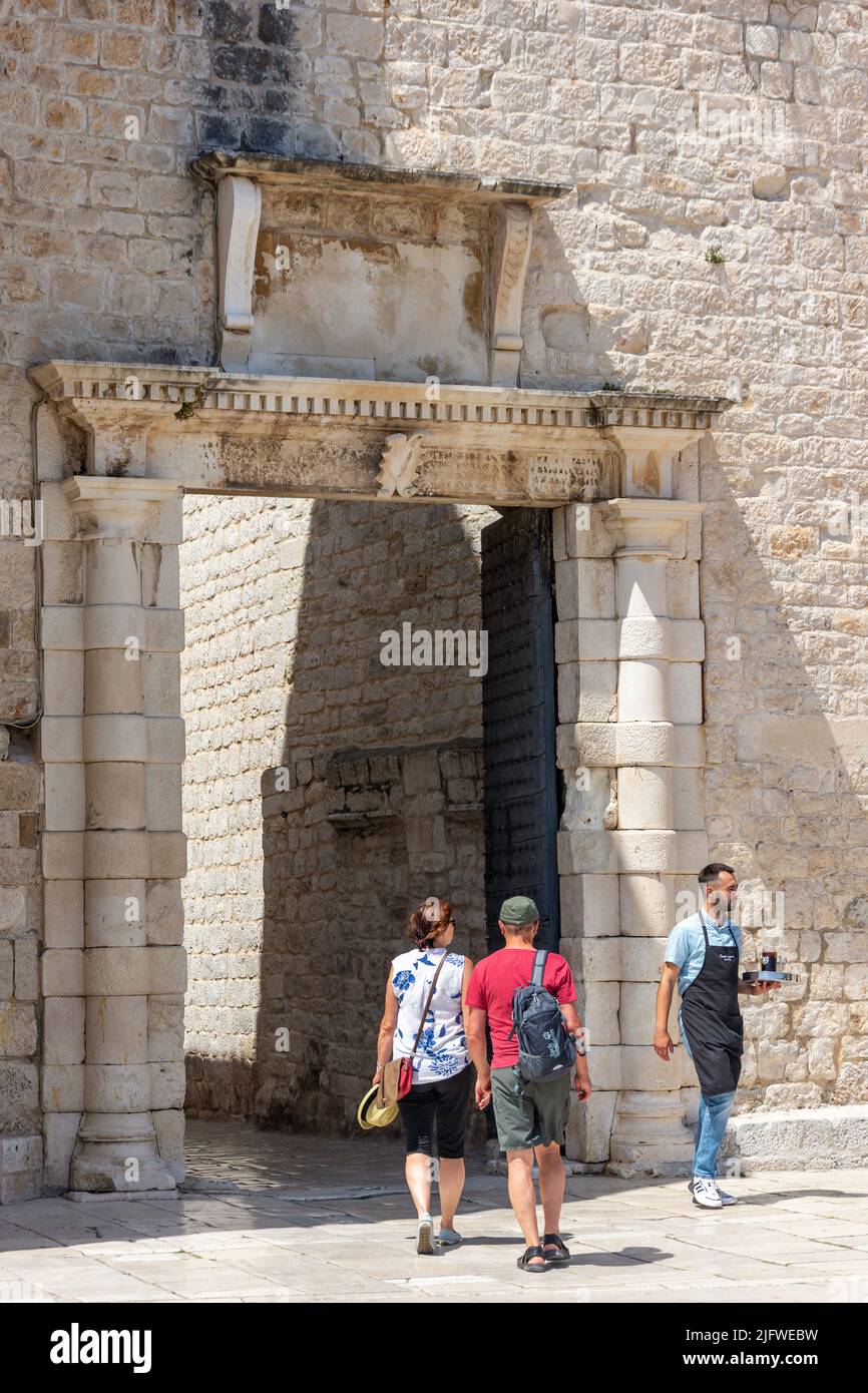 Eingangstor zur Altstadt, Trogir, Gespanschaft Split-Dalmatien, Kroatien Stockfoto