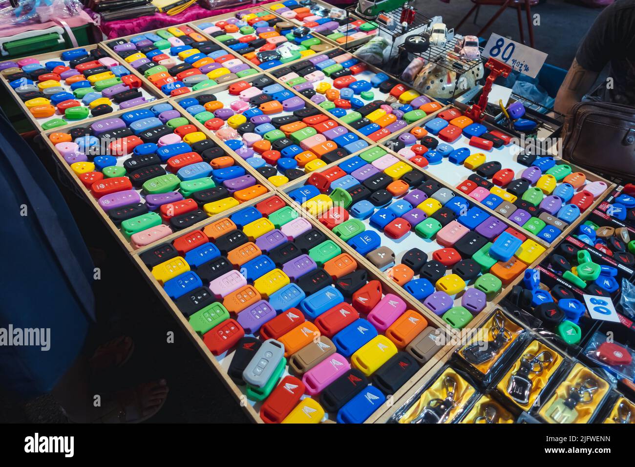 KANCHANABURI, THAILAND-NOVEMBER 28,2019 : Bunte Silikonhüllen für einen Schlüsselanhänger aus dem Autoalarm. Viele Formen und Farbe Silikon Gehäuse für remo Stockfoto