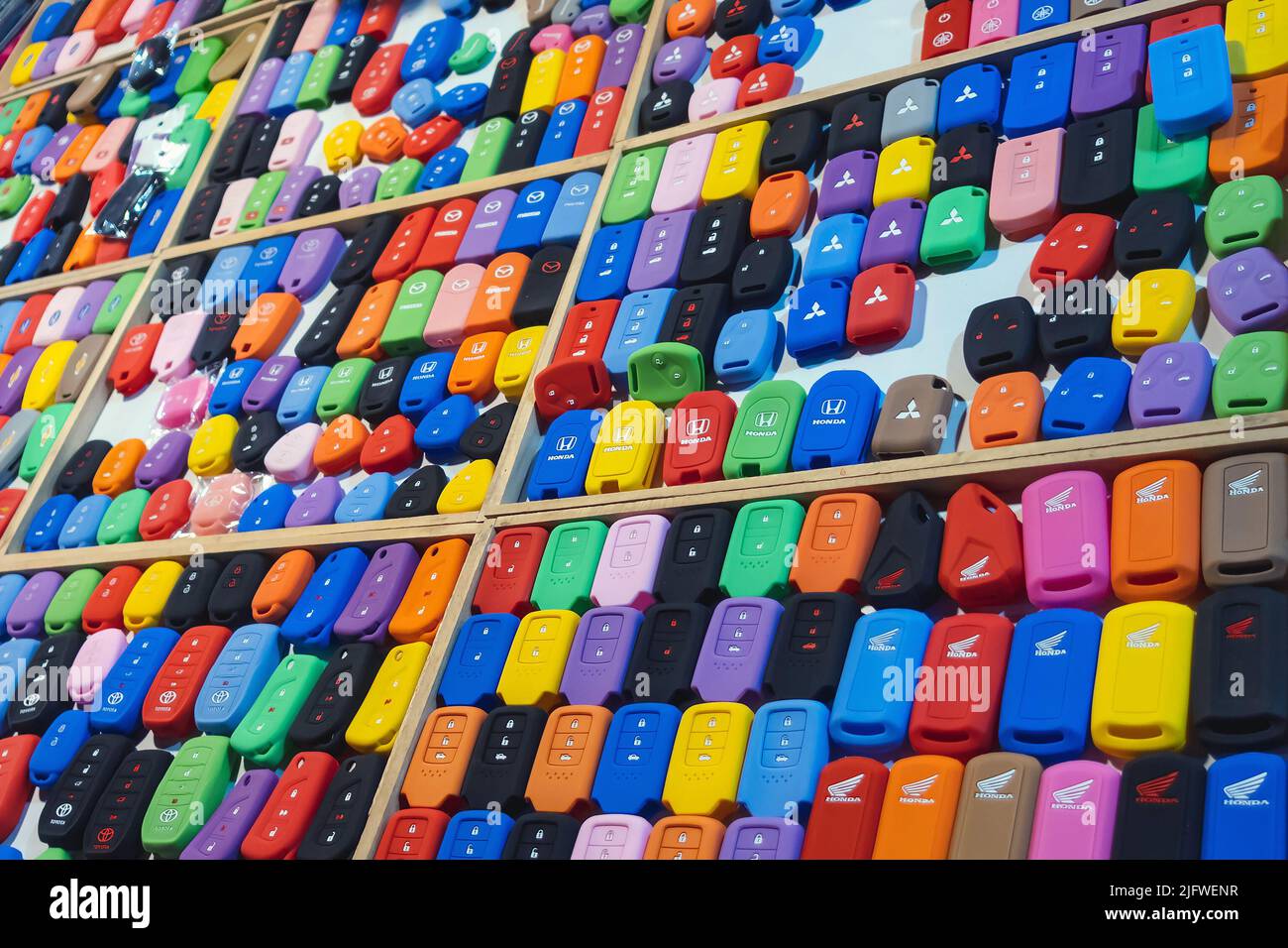 KANCHANABURI, THAILAND-NOVEMBER 28,2019 : Bunte Silikonhüllen für einen Schlüsselanhänger aus dem Autoalarm. Viele Formen und Farbe Silikon Gehäuse für remo Stockfoto