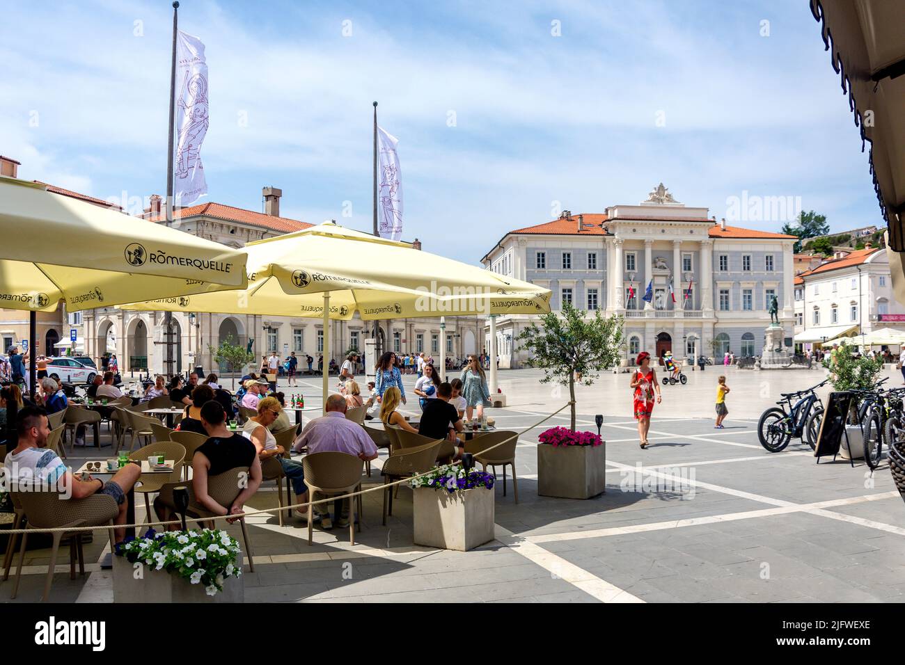 Restaurant im Freien, Tartini-Platz, Piran (Pirano), Slowenisches Istrien, Slowenien Stockfoto