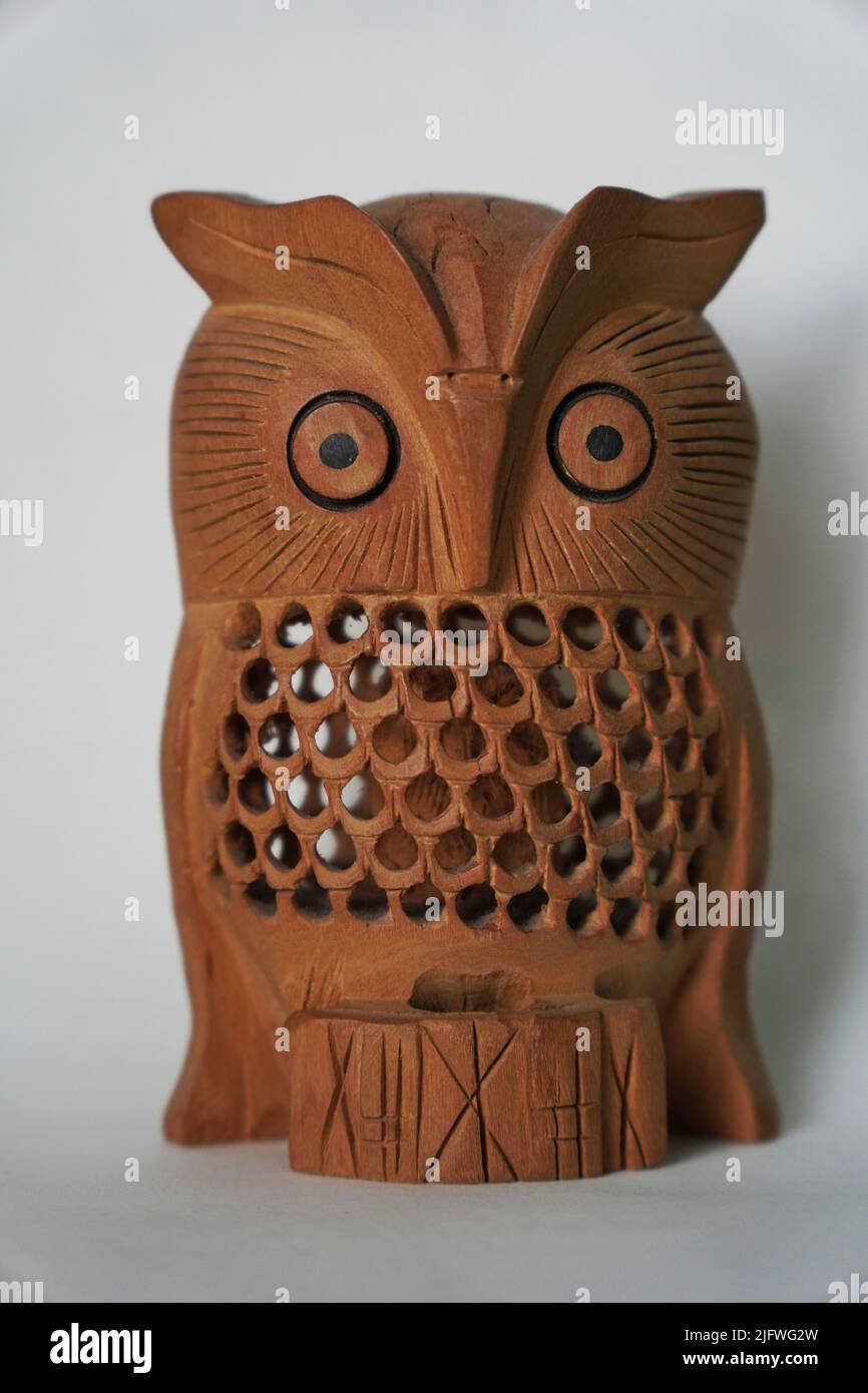 Ein Eule-Artefakt-Modell aus Holz, isoliert auf weißem Hintergrund Stockfoto
