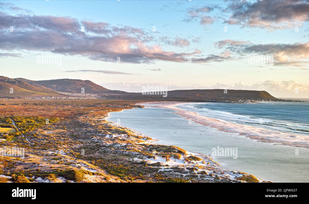 Seascape, Landschaft, malerische Aussicht auf Hout Bay in Kapstadt, Südafrika bei Sonnenaufgang. Blaues Meer und Meer mit Bergen am Morgen. Strandreisen Stockfoto
