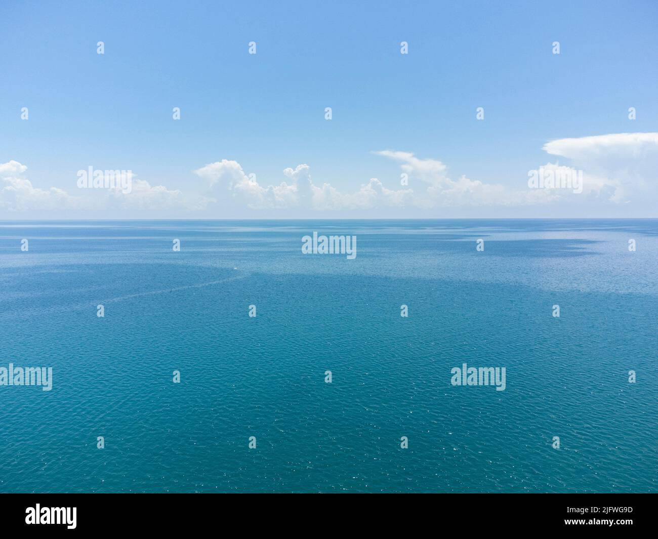 Luftaufnahme des Issyk-Kul Sees an einem sonnigen Tag in Kirgisistan. Stockfoto
