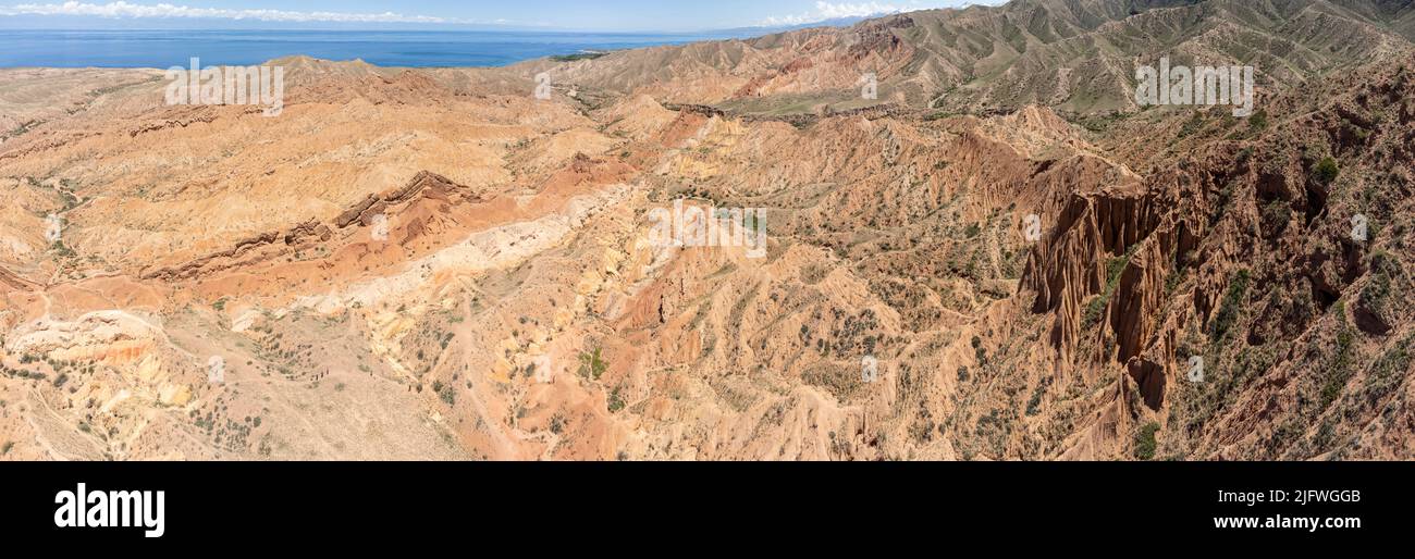 180 Grad Luftpanorama der Badlands des Skazka Canyon in Kirgisistan. Stockfoto