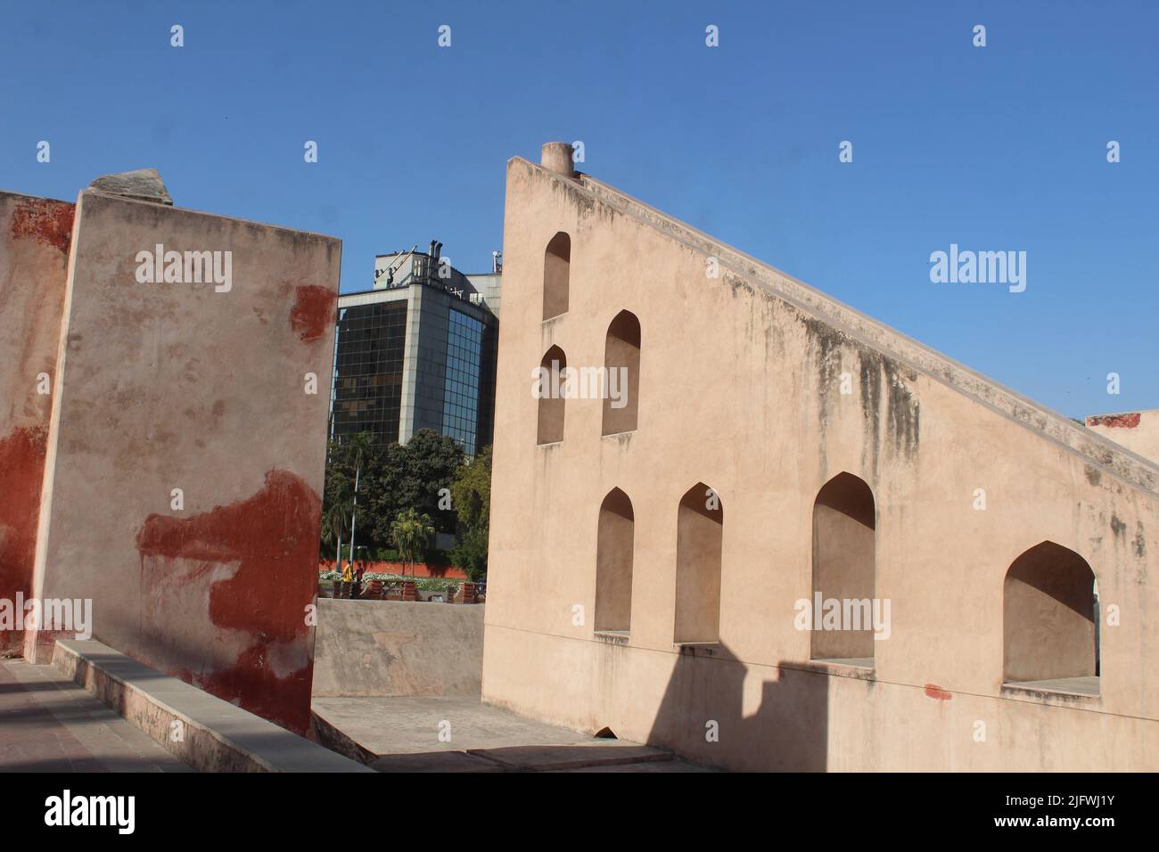 Mischung aus moderner und historischer Architektur am Connaught Place, New Delhi Stockfoto