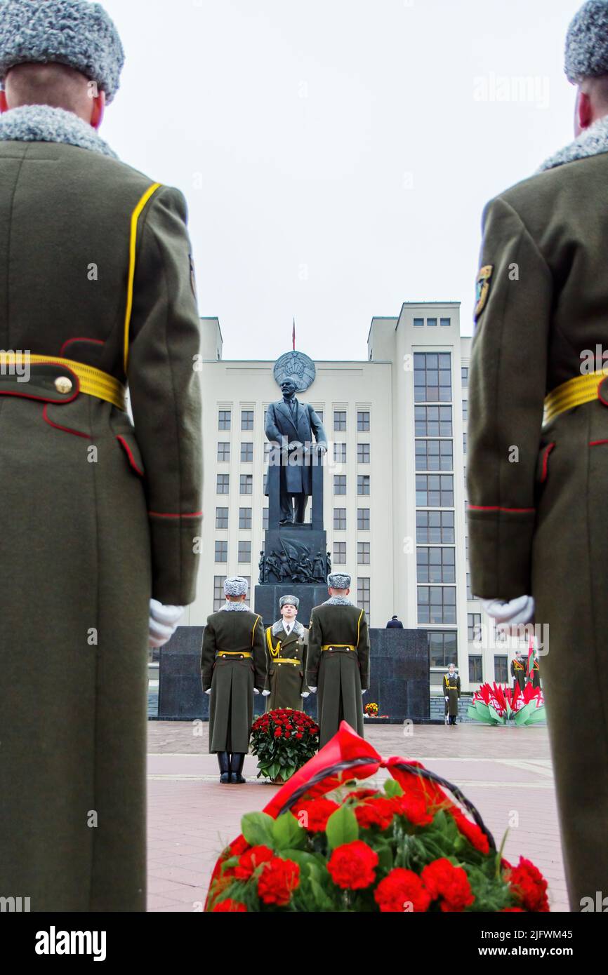 Minsk, Weißrussland - 07. November 2017: Jahrestag der Oktoberrevolution von 1917. Blumen am Lenin-Denkmal legen Stockfoto