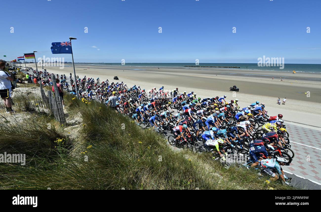 Calais, Frankreich,05. Juli 2022. Abbildung Aufnahme während der vierten Etappe des Radrennens der Tour de France, einem 171,5 km langen Rennen von Dunkerque nach Calais, Frankreich am Dienstag, den 05. Juli 2022. Die diesjährige Tour de France findet vom 01. Bis 24. Juli 2022 statt. BELGA FOTO DAVID STOCKMAN - UK OUT Stockfoto