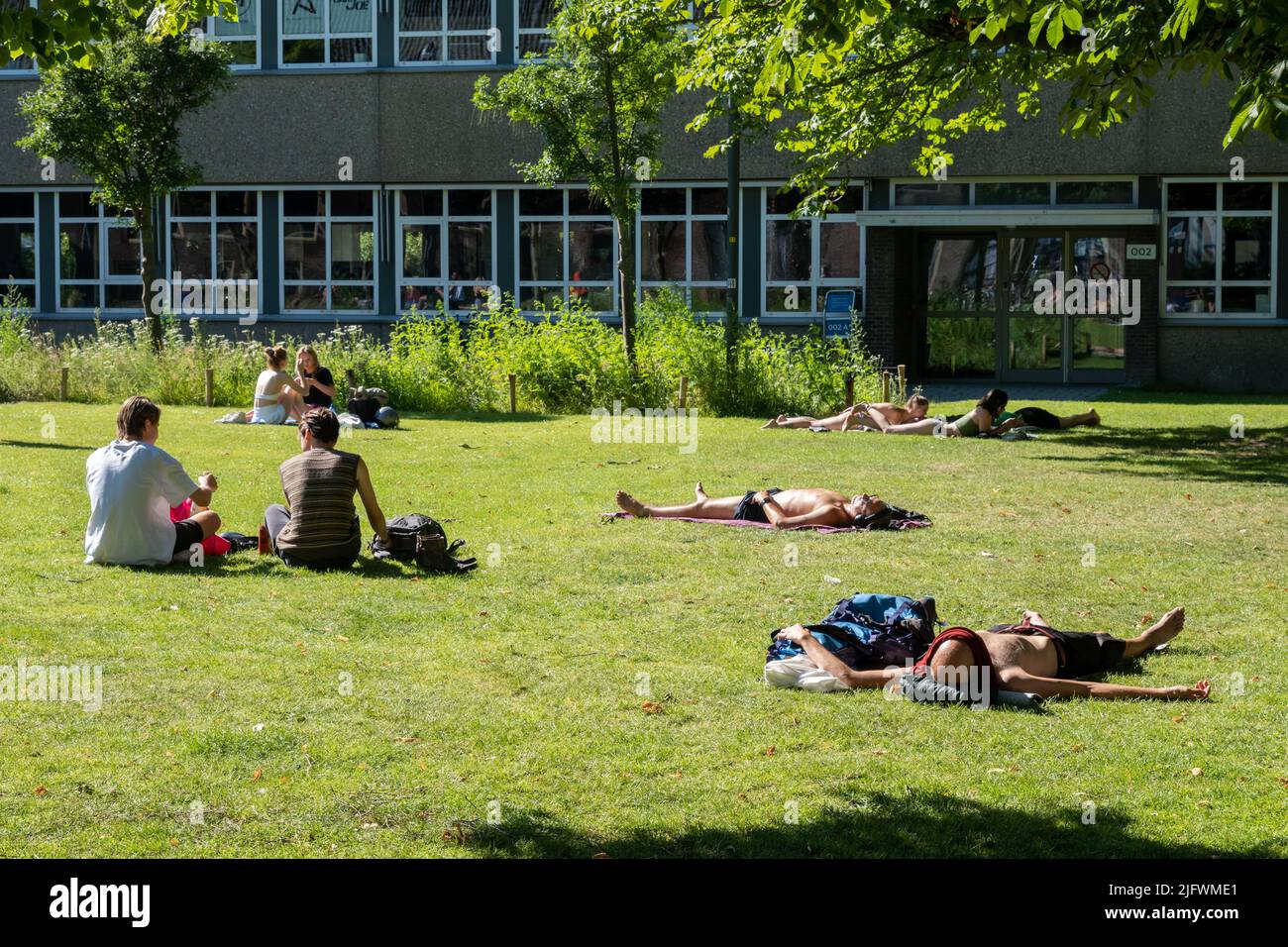 Amsterdam, Niederlande - 22. Juni 2022: Sonnenbaden im Buitenzwembad Marineterrein Stockfoto