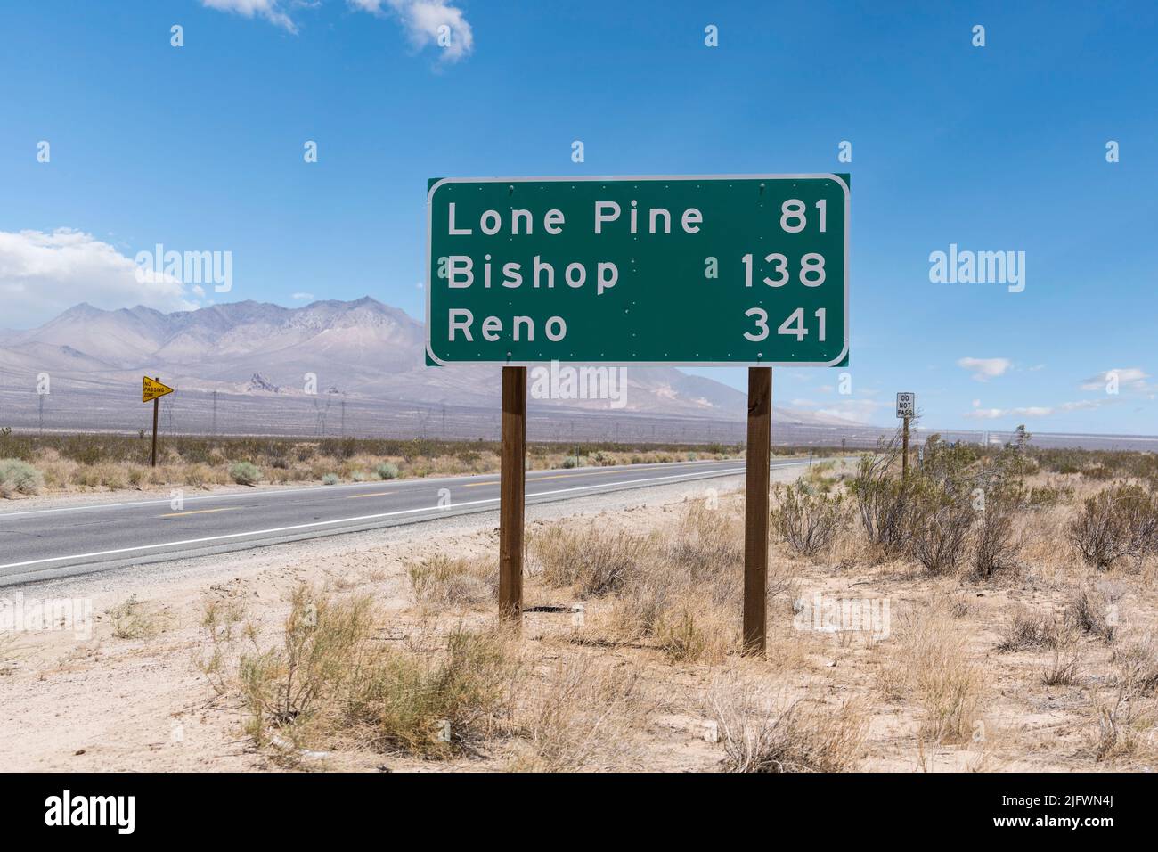 Autobahnschild nach Lone Pine, Bishop und Reno auf der landschaftlich schönen US Route 14 im Mojave-Wüstengebiet von Kalifornien. Stockfoto