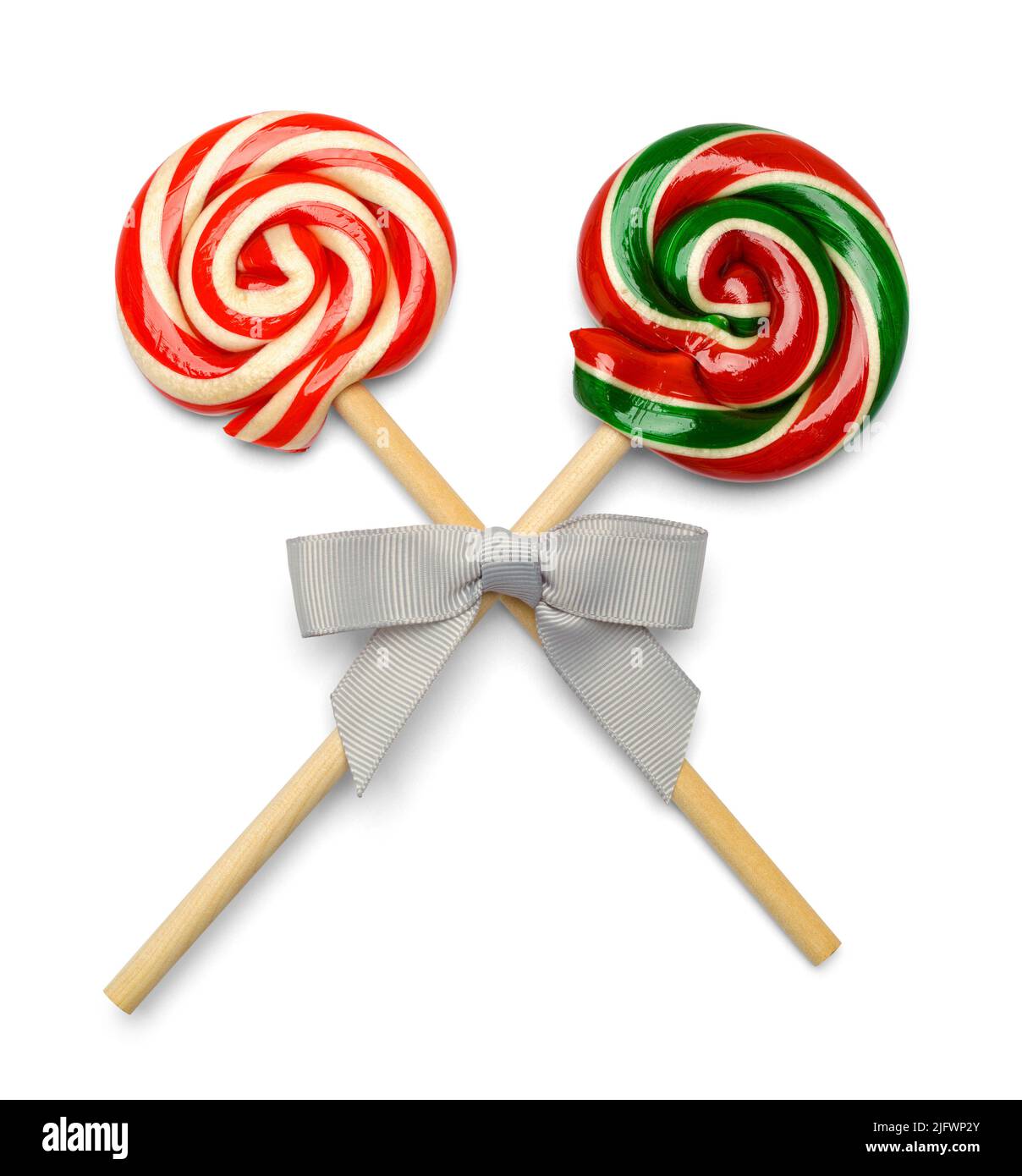 Zwei Candy Cane Lollipops mit Pfefferminzbonbons schneiden auf Weiß aus. Stockfoto