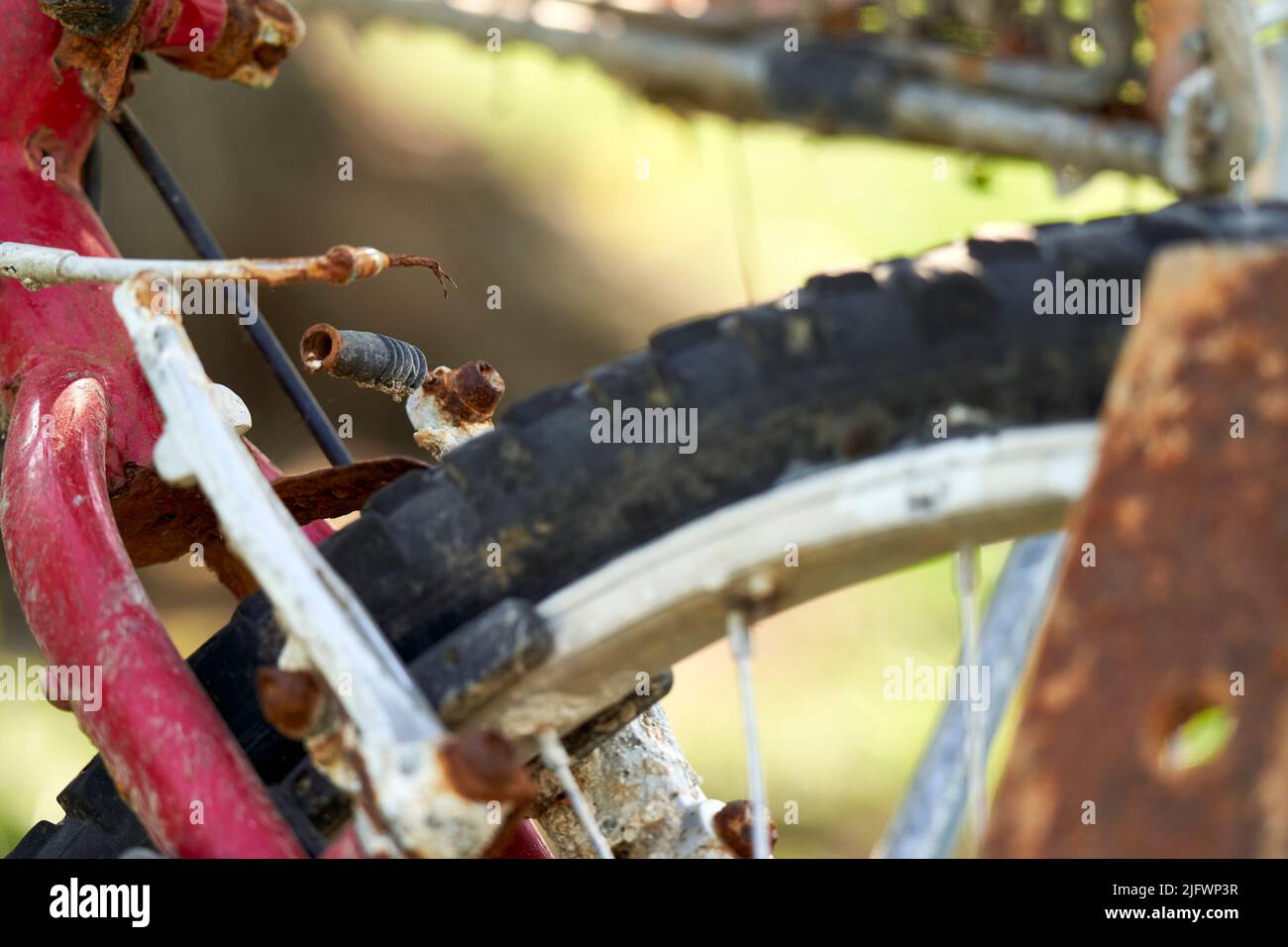 Nahaufnahme eines alten rostigen Fahrrads. Bremsen und Reifen sind defekt. MTB Zweirad ist ein Seefund. Stockfoto