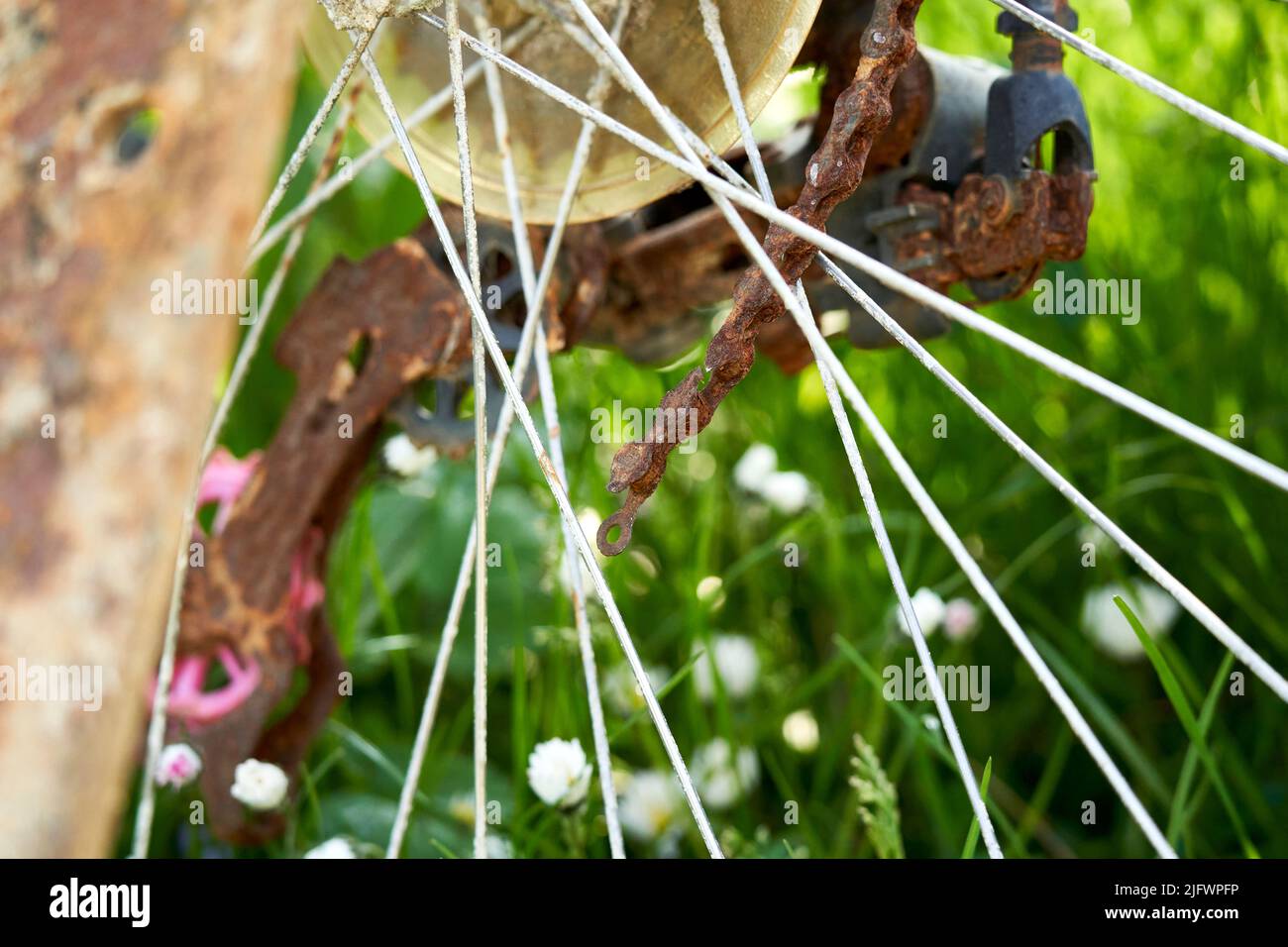 Nahaufnahme eines alten rostigen Fahrrads. Antriebskette ist gebrochen. MTB Zweirad ist ein Seefund. Stockfoto