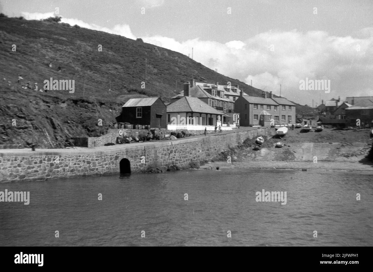 1939, historisch, Küstenbucht und Hafen in Mullion, Cornwall, England, Großbritannien. Das Dorf liegt an der Lizard Peninusla und ist eines der malerischsten in West Cornwall. Seine Bucht, die im Jahr 1890s erbaut wurde, ist seit der Aufnahme dieses Bildes Ende 1930s nahezu unverändert geblieben. Stockfoto