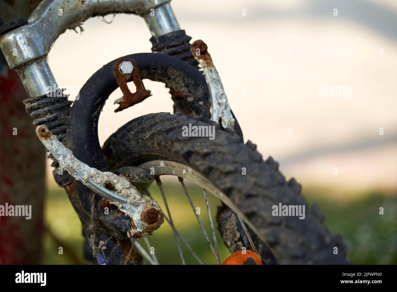 Nahaufnahme eines alten rostigen Fahrrads. Bremsen und Reifen sind defekt. MTB Zweirad ist ein Seefund. Stockfoto