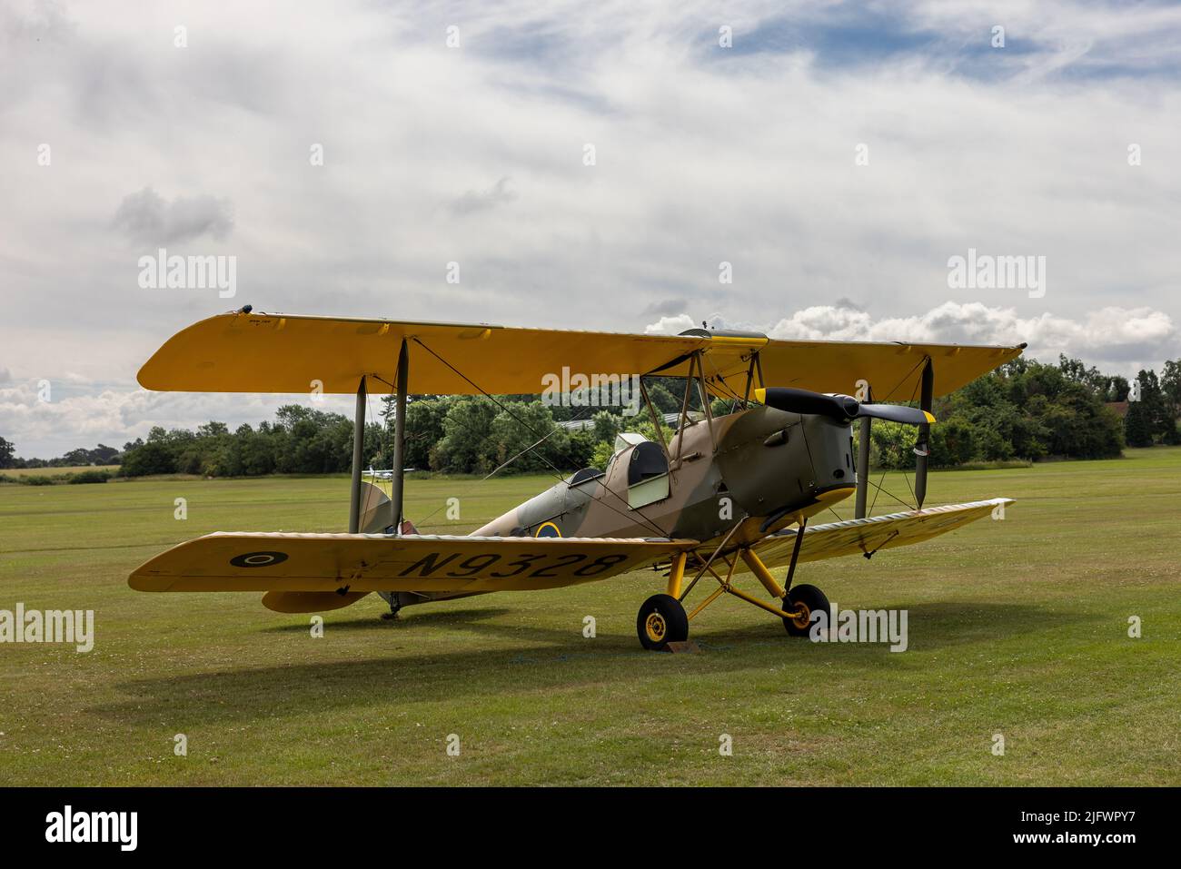 1939 de Havilland Tiger Moth (G-ALWS) auf der statischen Ausstellung auf der Fly Navy Airshow, die am 3.. Juli 2022 in Shuttleworth stattfand Stockfoto