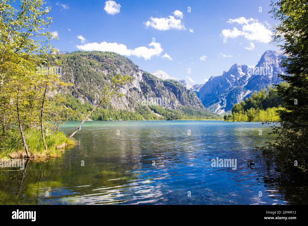 Almsee im Almtal. Landschaftlich schöner See im Salzkammergut in Österreich. Stockfoto