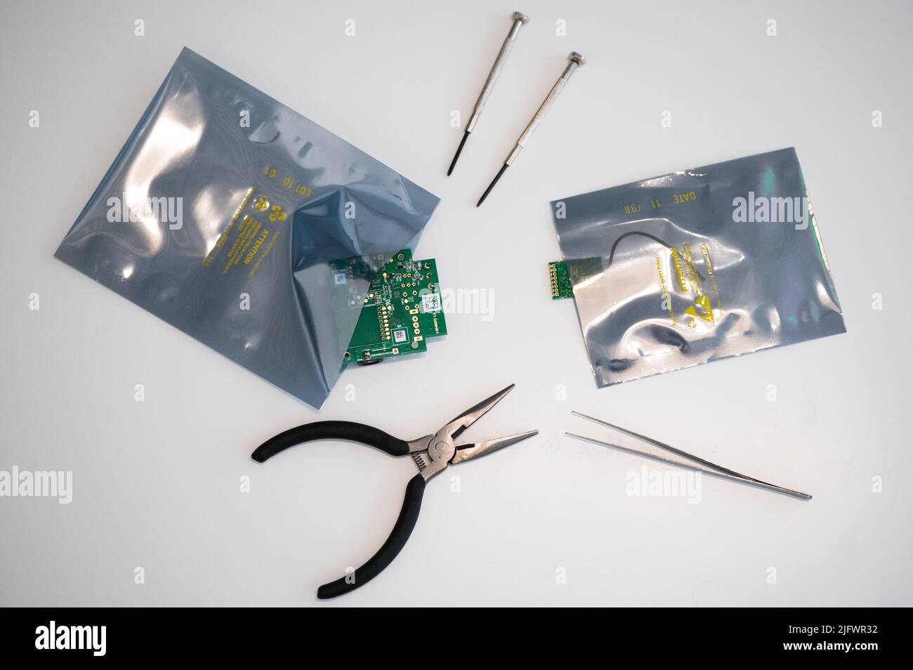 Empfindliche elektronische Bauteile in antistatischer ESD-Verpackung gegen elektrostatische Entladung und Impulse mit Werkzeugen Stockfoto