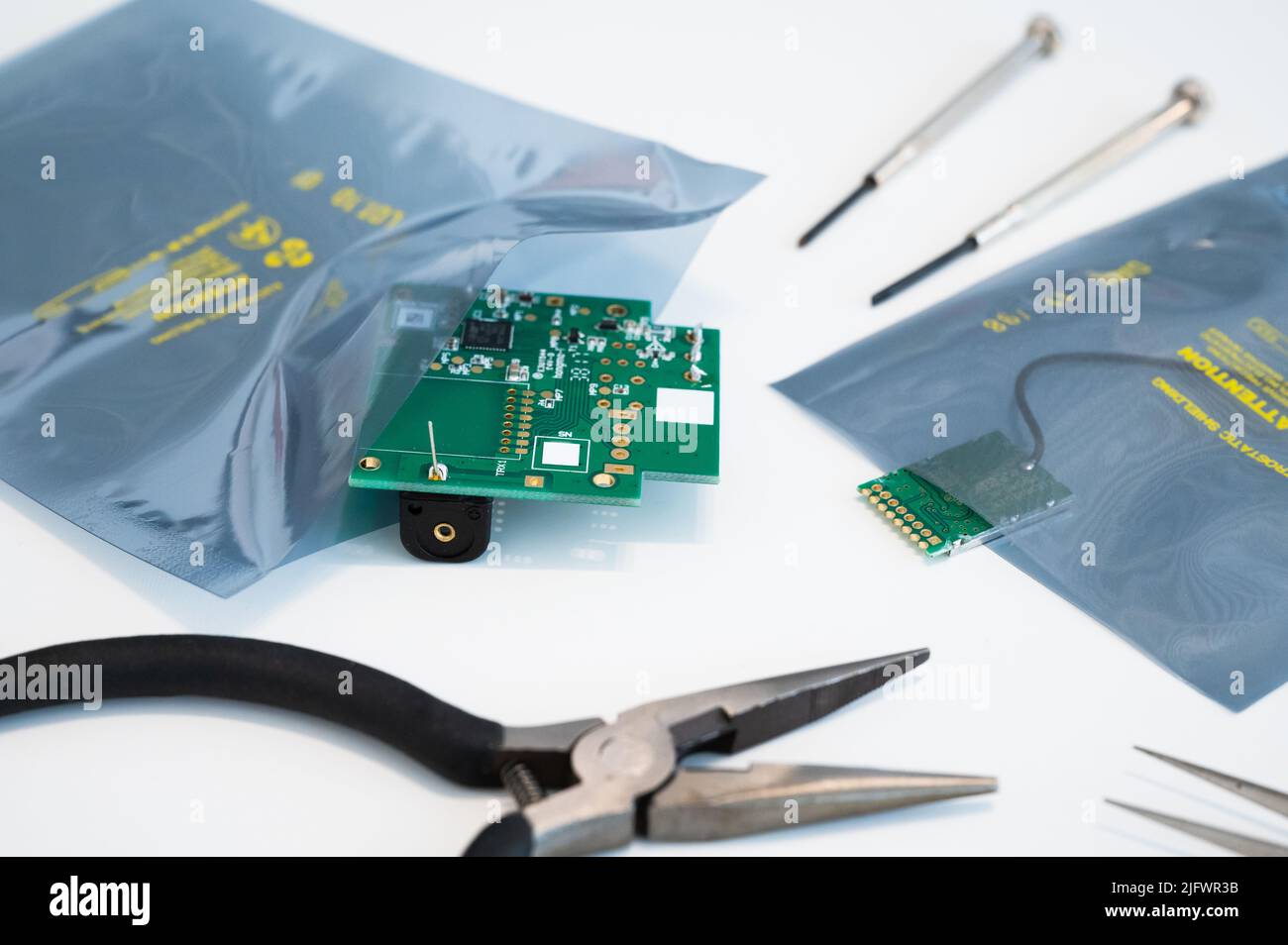 Empfindliche elektronische Bauteile in antistatischer ESD-Verpackung gegen elektrostatische Entladung und Impulse mit Werkzeugen Stockfoto
