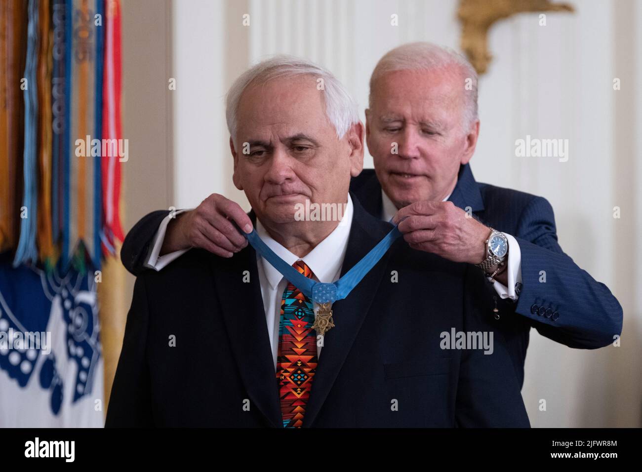 Washington, DC, 5. Juli 2022. Der Präsident der Vereinigten Staaten, Joe Biden, verleiht die Ehrenmedaille an den Vietnam-Veteranen-Spezialisten fünf Dwight W. Birdwell im Weißen Haus in Washington, DC, 5. Juli 2022. Quelle: Chris Kleponis/CNP /MediaPunch Stockfoto