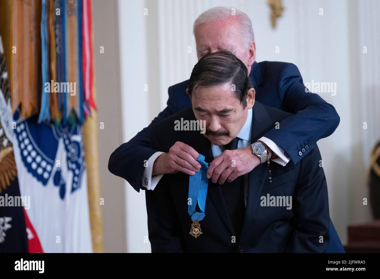 Washington, DC, 5. Juli 2022. Der Präsident der Vereinigten Staaten, Joe Biden, verleiht die Ehrenmedaille an den Vietnam-Veteranen-Spezialisten fünf Dennis M. Fujii im Weißen Haus in Washington, DC, 5. Juli 2022. Quelle: Chris Kleponis/CNP /MediaPunch Stockfoto