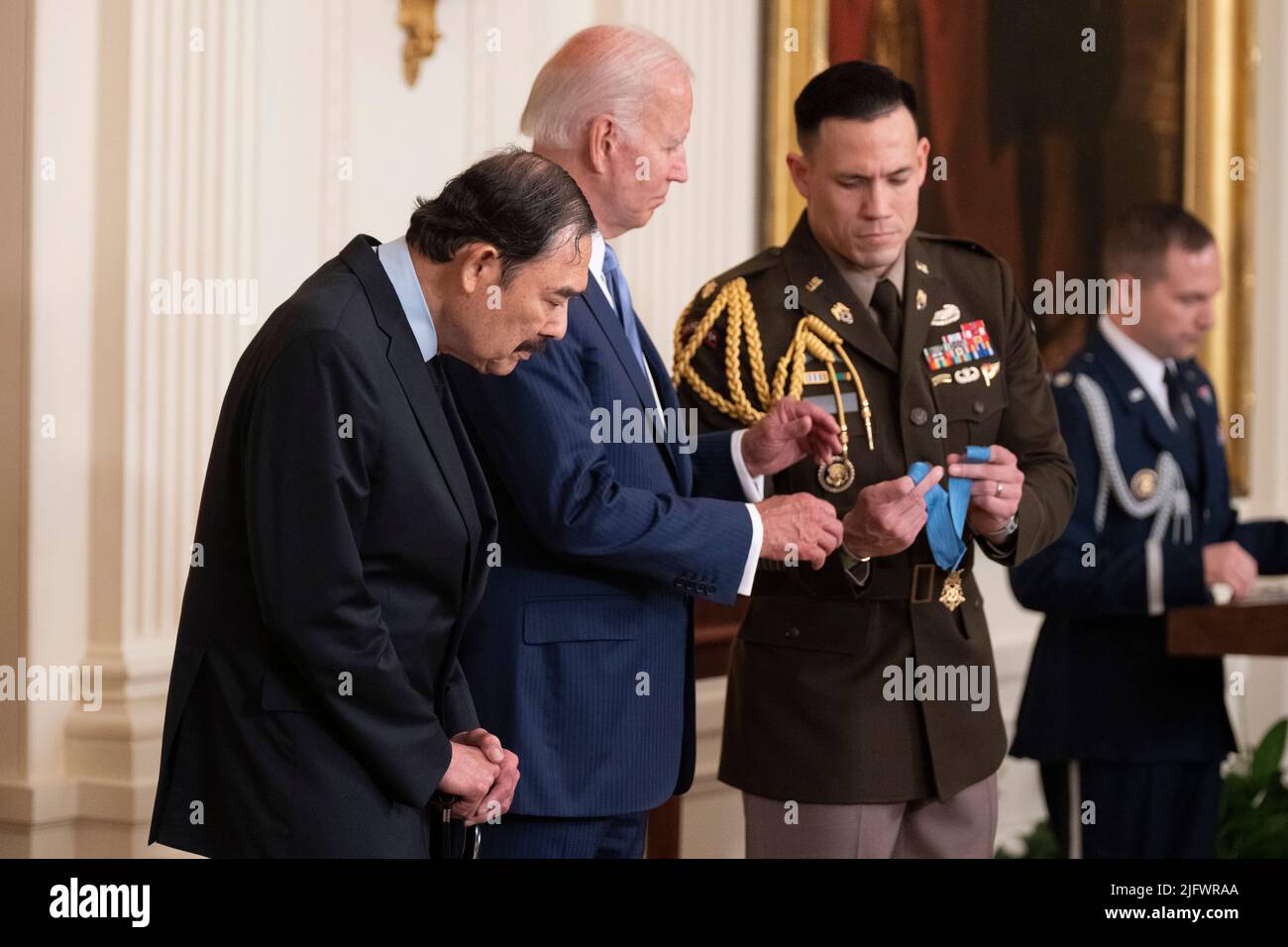 Washington, DC, 5. Juli 2022. Der Präsident der Vereinigten Staaten, Joe Biden, verleiht die Ehrenmedaille an den Vietnam-Veteranen-Spezialisten fünf Dennis M. Fujii im Weißen Haus in Washington, DC, 5. Juli 2022. Quelle: Chris Kleponis/CNP /MediaPunch Stockfoto