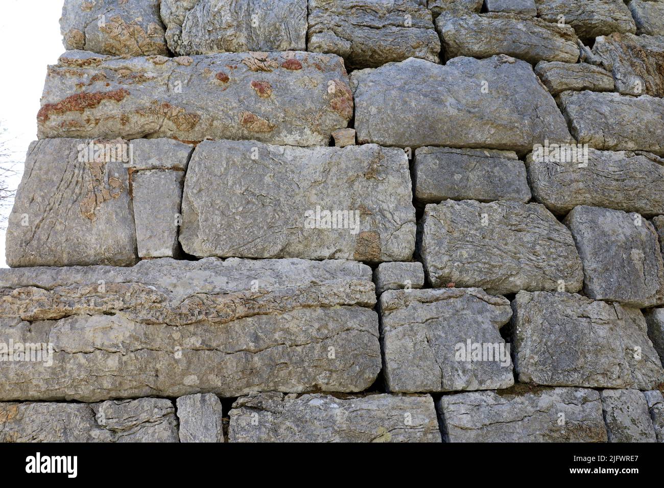Polygonales Mauerwerk aus Steinmauer der antiken Stadt Amos in der Türkei, gegründet von den Doriern im VII. Jahrhundert v. Chr. Stockfoto