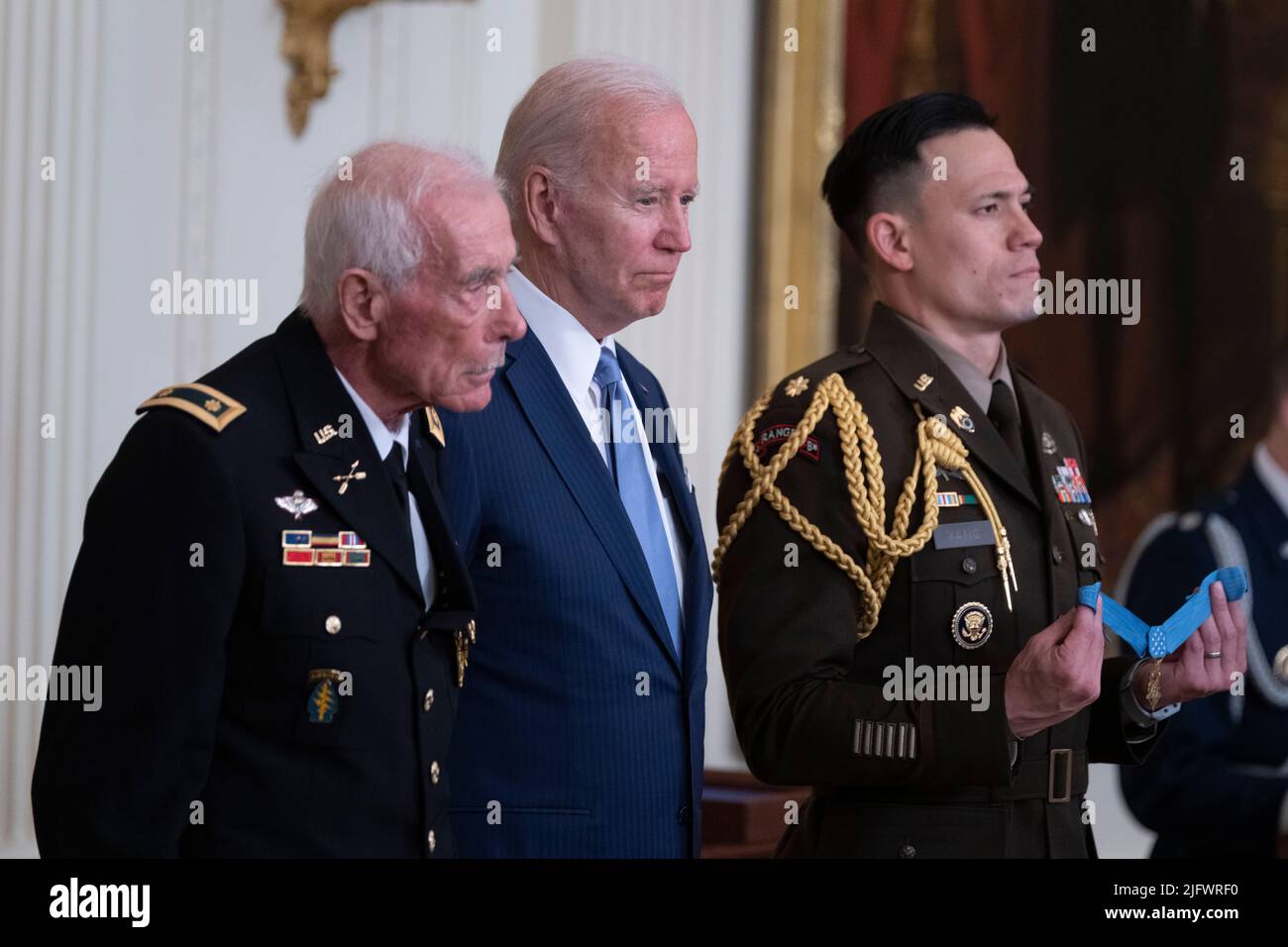 Washington, DC, 5. Juli 2022. Der Präsident der Vereinigten Staaten, Joe Biden, verleiht die Ehrenmedaille an den Vietnam-Kriegsveteranen Major John J. Duffy im Weißen Haus in Washington, DC, 5. Juli 2022. Quelle: Chris Kleponis/CNP /MediaPunch Stockfoto