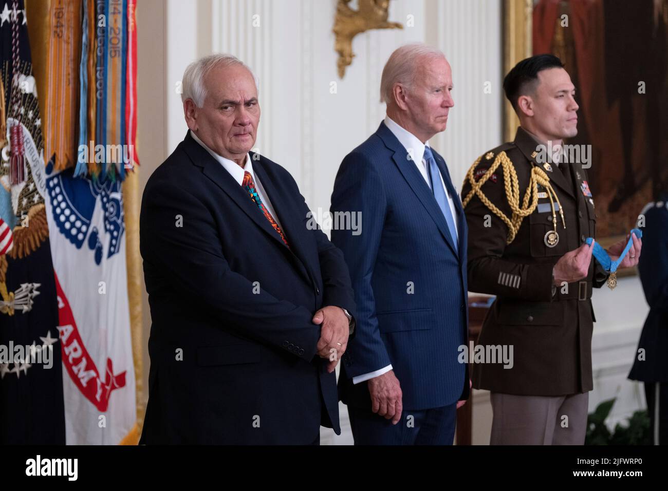 Washington, Vereinigte Staaten. 05.. Juli 2022. Der Präsident der Vereinigten Staaten, Joe Biden, verleiht die Ehrenmedaille an den Vietnam-Veteranen-Spezialisten fünf Dwight W. Birdwell im Weißen Haus in Washington, DC, 5. Juli 2022. Quelle: Chris Kleponis/CNP/dpa/Alamy Live News Stockfoto