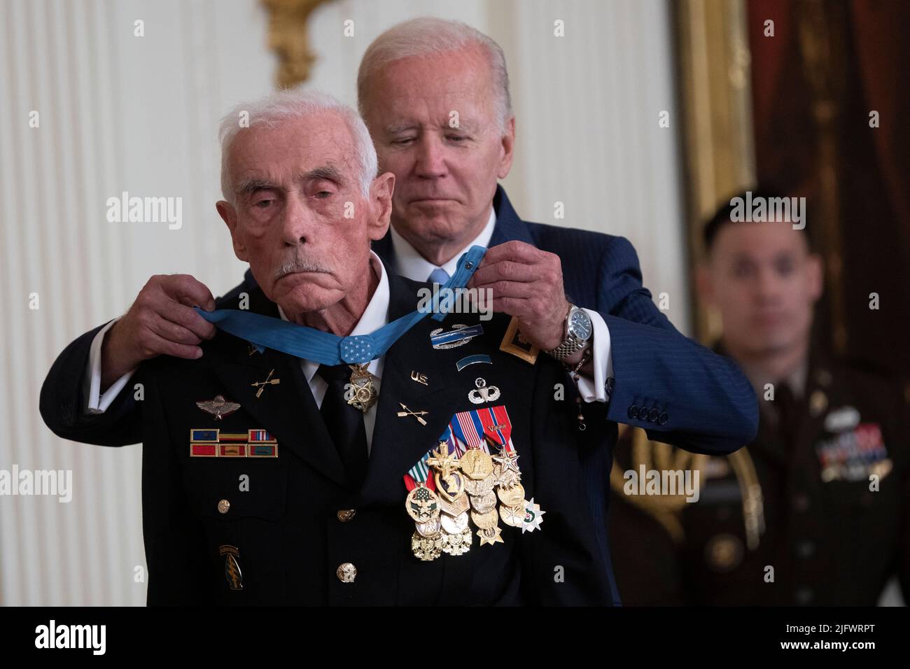 Washington, Vereinigte Staaten. 05.. Juli 2022. Der Präsident der Vereinigten Staaten, Joe Biden, verleiht die Ehrenmedaille an den Vietnam-Kriegsveteranen Major John J. Duffy im Weißen Haus in Washington, DC, 5. Juli 2022. Quelle: Chris Kleponis/CNP/dpa/Alamy Live News Stockfoto