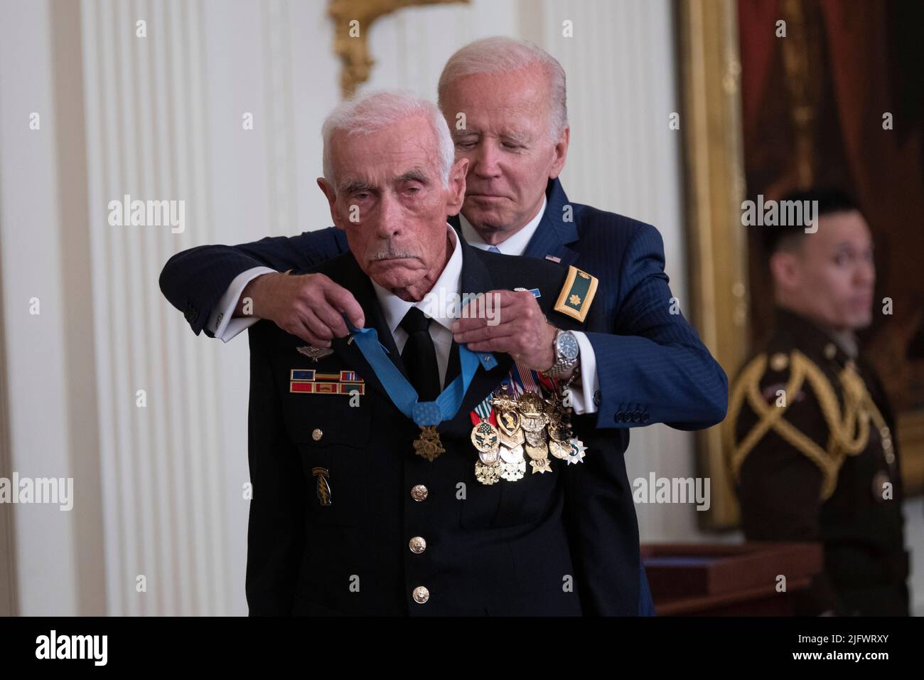 Washington, Vereinigte Staaten. 05.. Juli 2022. Der Präsident der Vereinigten Staaten, Joe Biden, verleiht die Ehrenmedaille an den Vietnam-Kriegsveteranen Major John J. Duffy im Weißen Haus in Washington, DC, 5. Juli 2022. Quelle: Chris Kleponis/CNP/dpa/Alamy Live News Stockfoto