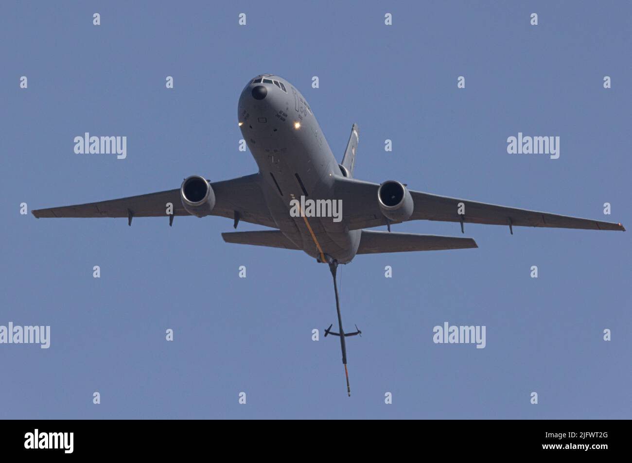 Nahaufnahme eines Air-Tankers, der während der Capital Air Show in Kalifornien fliegt, mit einem klaren blauen Himmel im Hintergrund Stockfoto