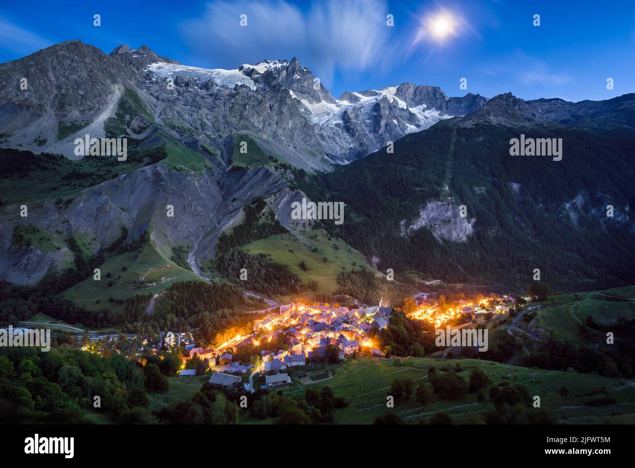 La Grave Dorf mit La Meije Gipfel und Gletscher in der Dämmerung mit Mondaufgang. Ecrins-Nationalpark, Hautes-Alpes, Französische Alpen, Frankreich Stockfoto