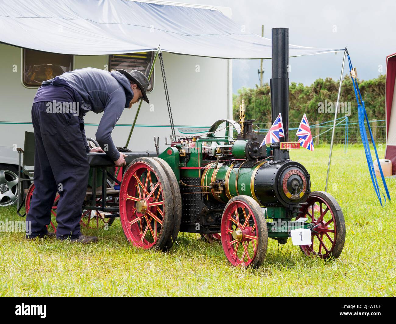Mann zeigt sein Modell Foster Agricultural Traktionsmotor auf der Launceston Steam & Vintage Rally, Cornwall, Großbritannien Stockfoto