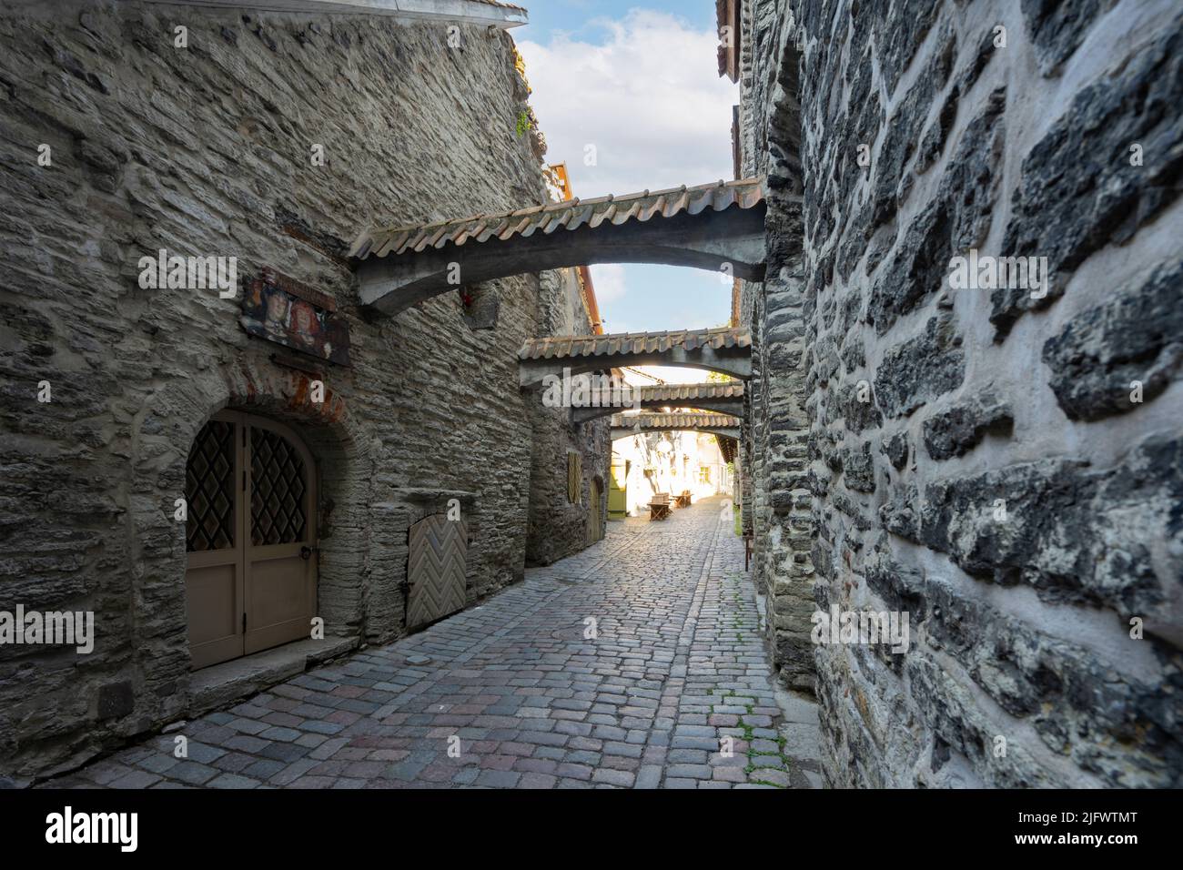 Tallinn, Estland. Juli 2022. Blick auf die mittelalterliche schmale Straße Katariina käik im Stadtzentrum Stockfoto