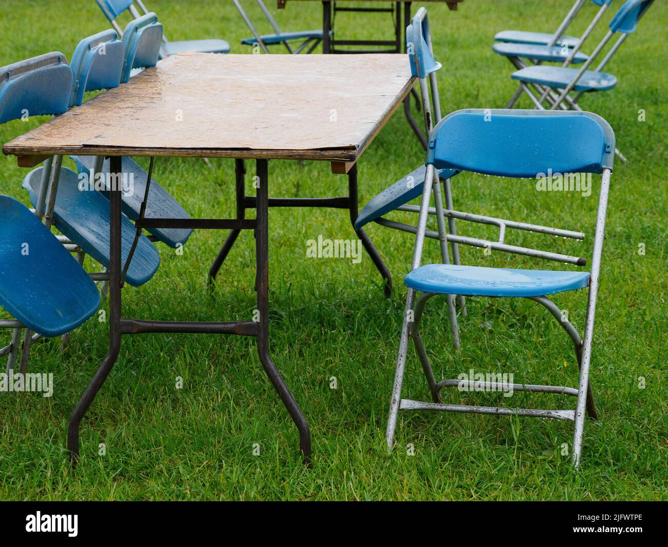 Draußen Tisch und Stühle im Regen, Großbritannien Stockfoto