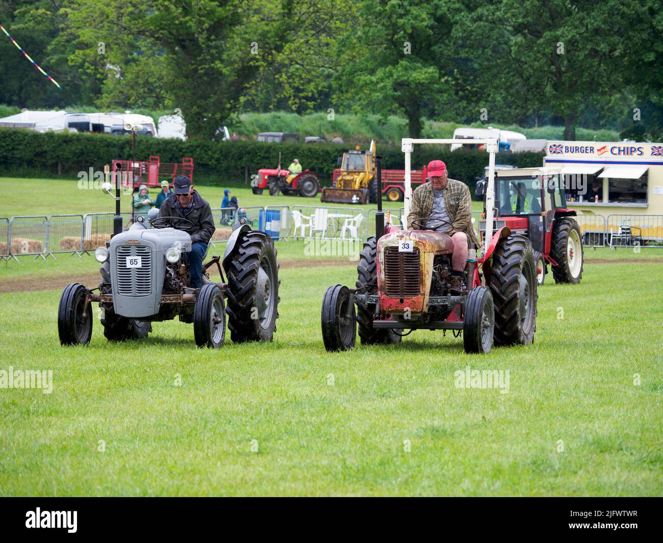 Langsames Traktorrennen der Sieger ist der Letzte, der die Linie bei der Launceston Steam & Vintage Rally, Cornwall, Großbritannien, überquert Stockfoto