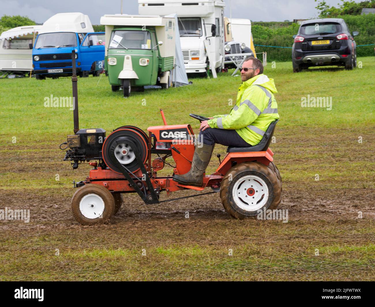 Ungewöhnliches altes Fahrzeug, das bei der Launceston Steam & Vintage Rally, Cornwall, Großbritannien, gefahren wird Stockfoto