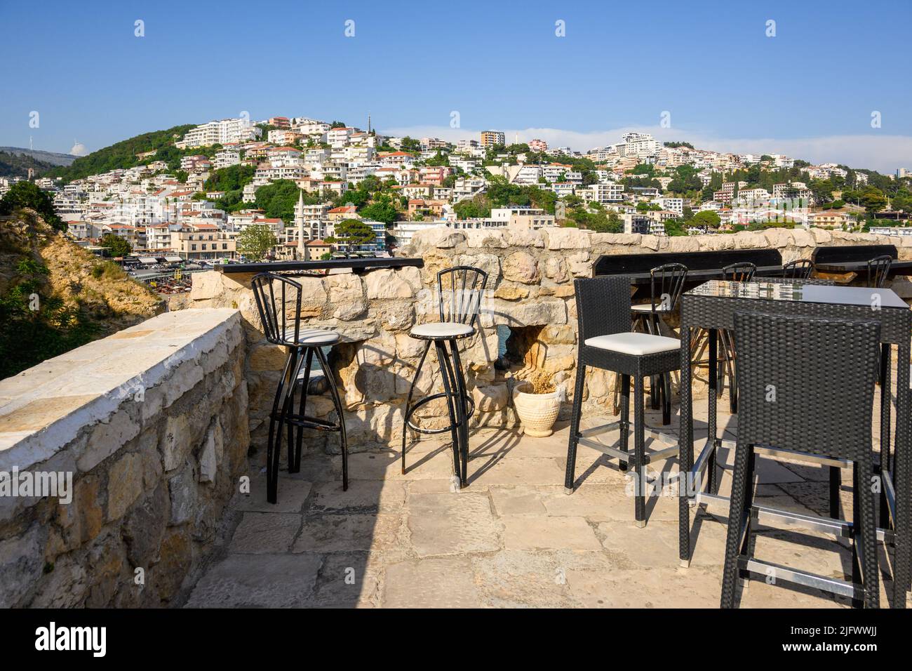 Ulcinj, Montenegro - 4. Juni 2022: Terrasse mit Blick auf die Stadt Ulicnj, Montenegro Stockfoto