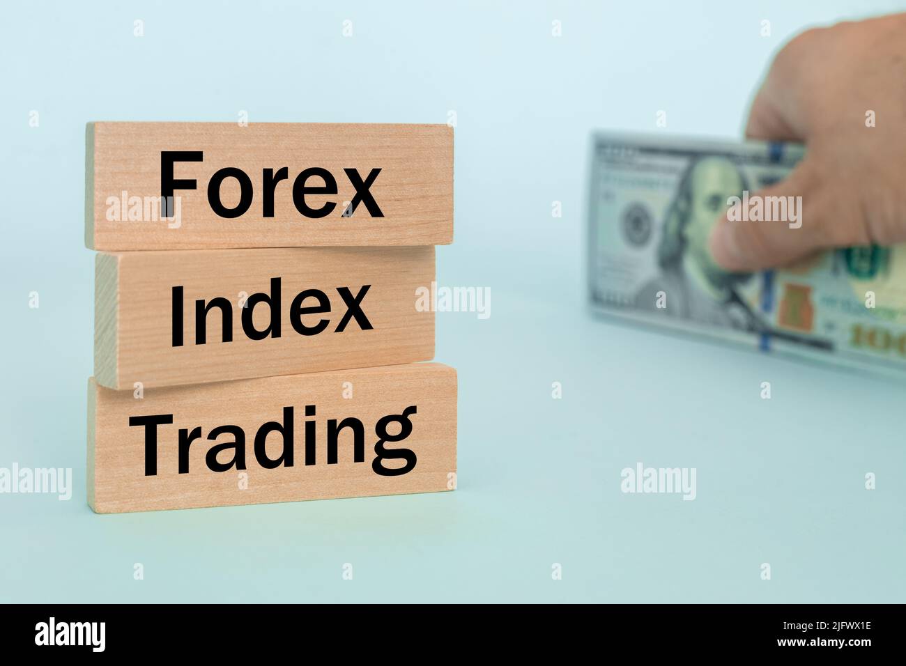 Holzblöcke mit den Worten Forex, Index, Trading, Concept, Non-Stock Currency Market, Geldwechsel der wichtigsten Institutionen der Welt Stockfoto