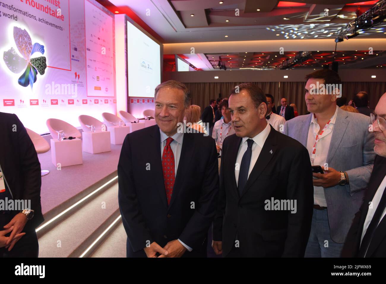 Athen, Griechenland. 05.. Juli 2022. Mike Pompeo, ehemaliger US-Außenminister (links), und Nikos Panagiotopoulos, Verteidigungsminister Griechenlands (rechts), während des Jahresrates der Economist Government Roundtable 26.. (Foto von Dimitrios Karvountzis/Pacific Press) Quelle: Pacific Press Media Production Corp./Alamy Live News Stockfoto