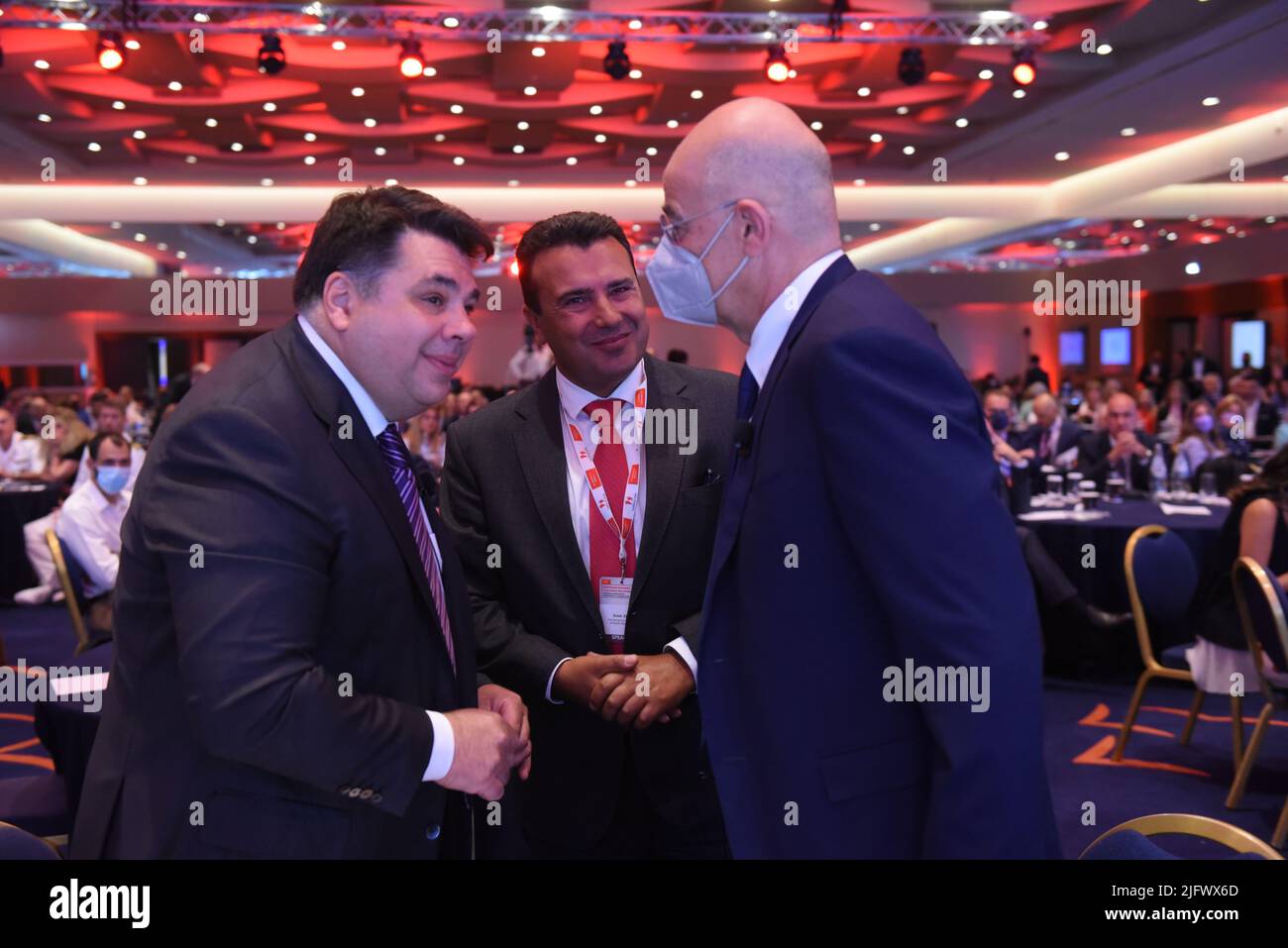 Athen, Griechenland. 05.. Juli 2022. US-Botschafter in Griechenland, George Tsunis (links), Zoran Zaev, ehemaliger Premierminister von Nord-Mazedonien (Mitte) und Nikos Dendias, Außenminister Griechenlands (rechts), während des Jahresrates der Wirtschaftsregierung 26.. (Foto von Dimitrios Karvountzis/Pacific Press) Quelle: Pacific Press Media Production Corp./Alamy Live News Stockfoto