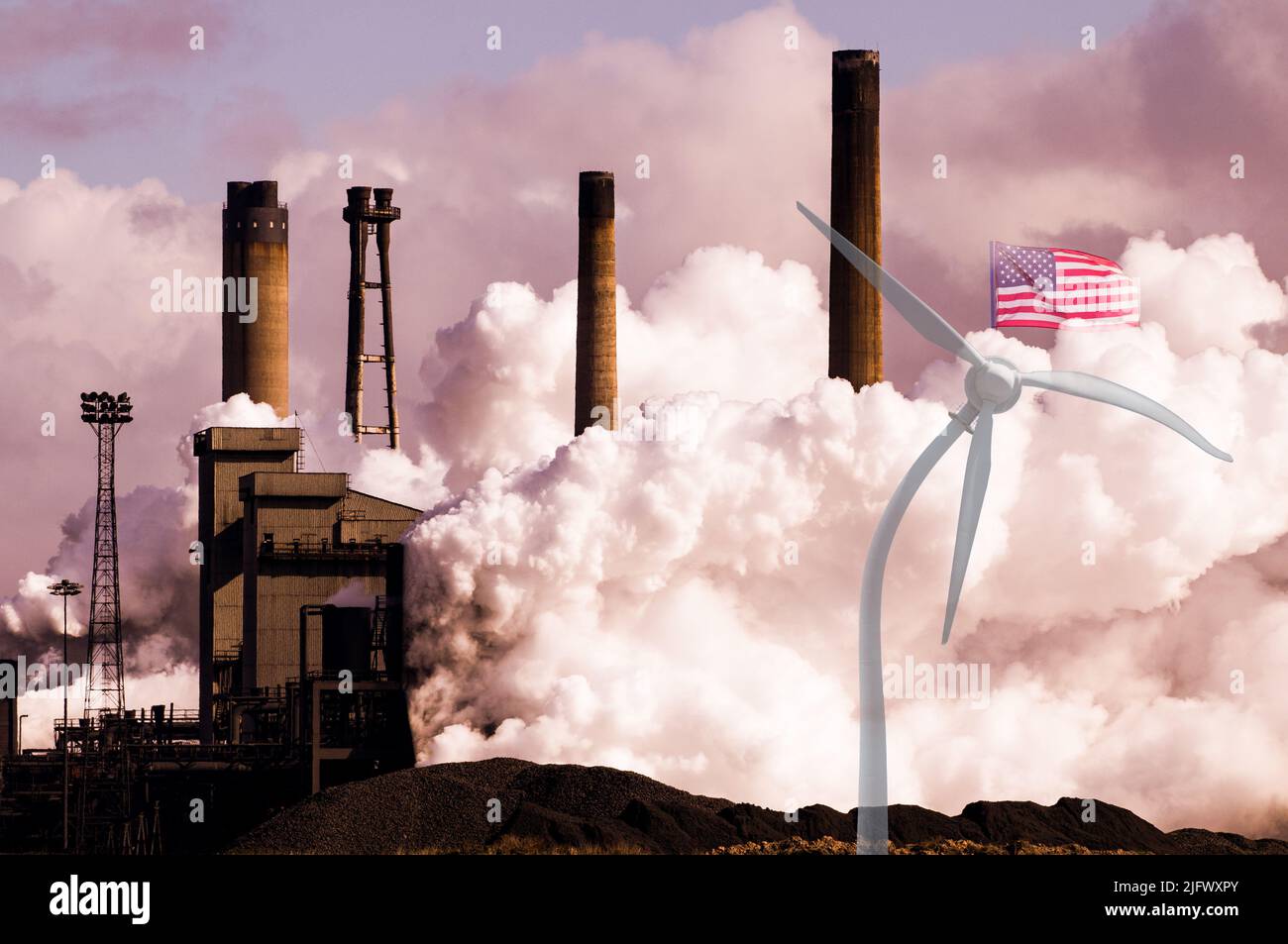 Rauch aus Stahlwerken mit US-Flagge und gebogener Windenergieanlage. Globale Erwärmung, Klimawandel, Netto-Null, Emissionen, Luftverschmutzung... Konzept Stockfoto