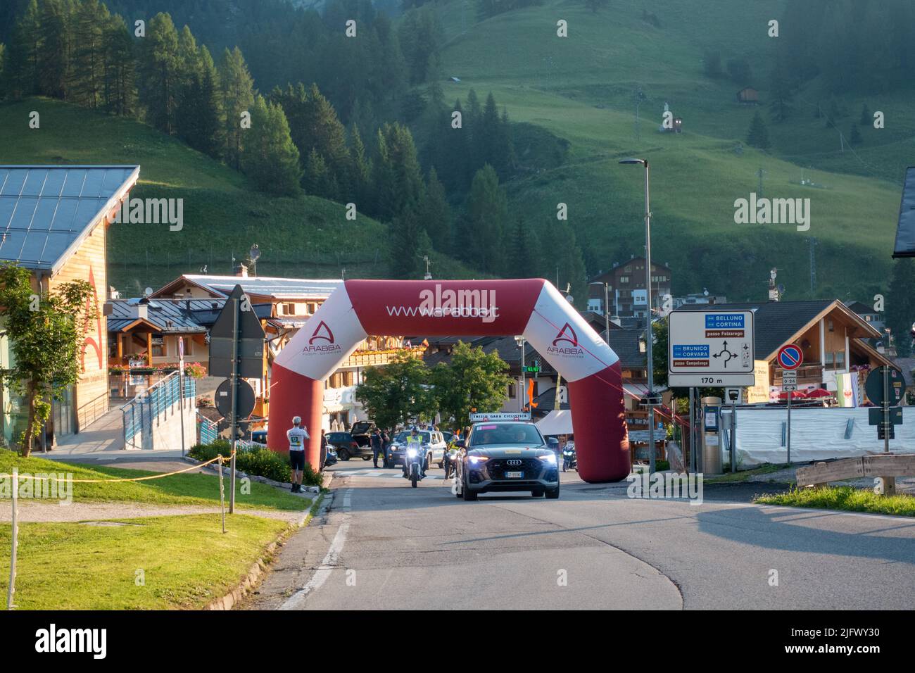Arabba, Italien - Juli 03. 2022: Rennrad-Marathon in den Dolomiten, Italien. Teilnehmer durchqueren das Dorf Arabba Stockfoto