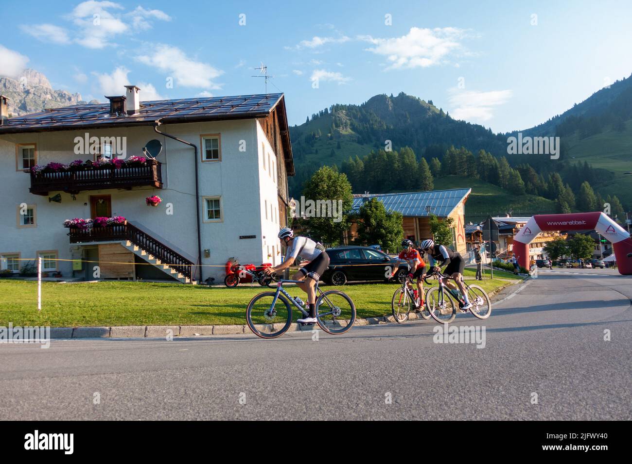 Arabba, Italien - Juli 03. 2022: Rennrad-Marathon in den Dolomiten, Italien. Teilnehmer durchqueren das Dorf Arabba Stockfoto