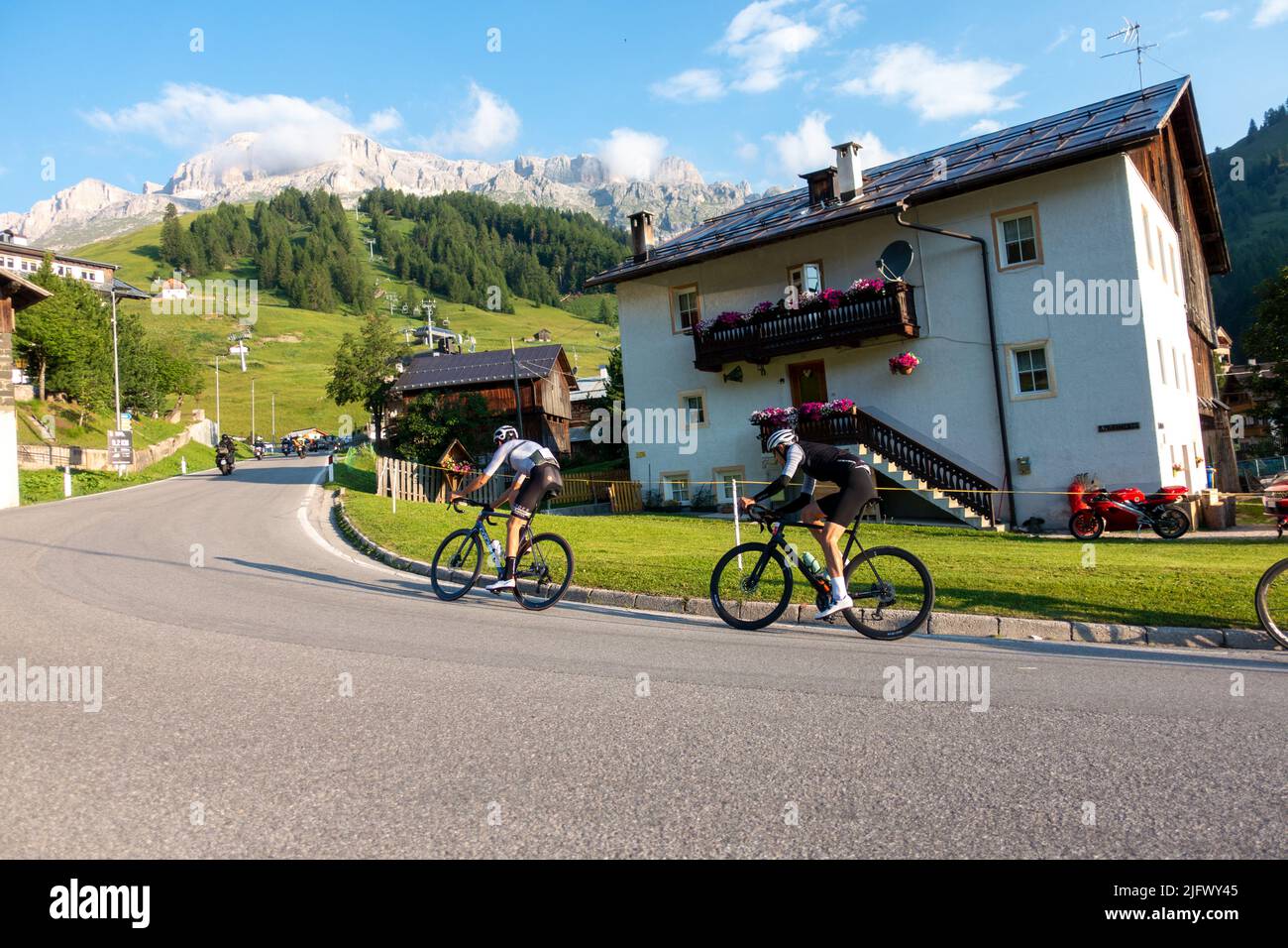 Arabba, Italien - Juli 03. 2022: Rennrad-Marathon in den Dolomiten, Italien. Teilnehmer durchqueren das Dorf Arabba Stockfoto