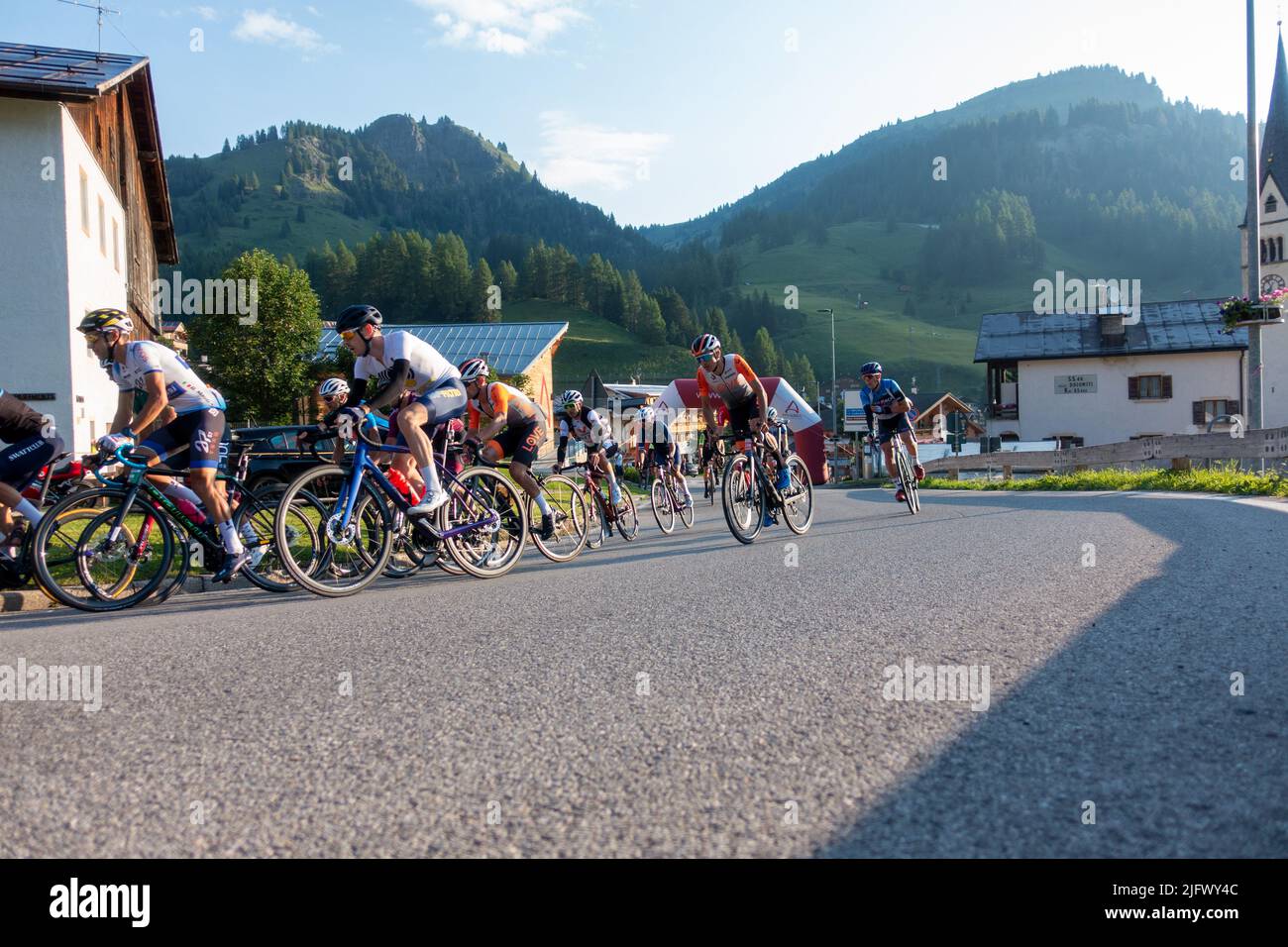 Arabba, Italien - Juli 03. 2022: Rennrad-Marathon in den Dolomiten, Italien. Teilnehmer durchqueren das Dorf Arabba Stockfoto