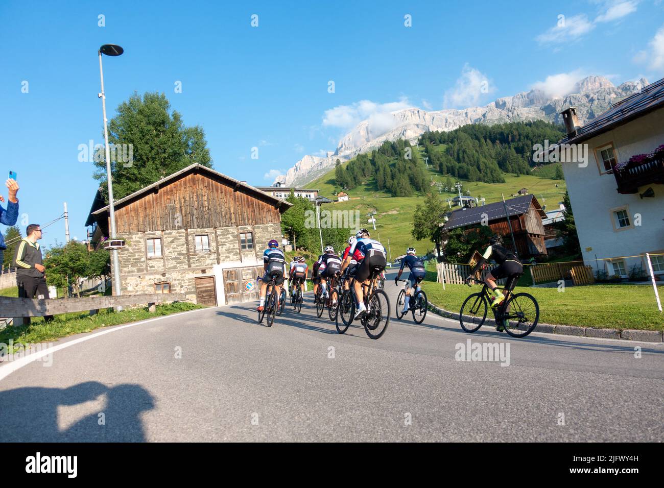 Arabba, Italien - Juli 03. 2022: Rennrad-Marathon in den Dolomiten, Italien. Teilnehmer durchqueren das Dorf Arabba Stockfoto