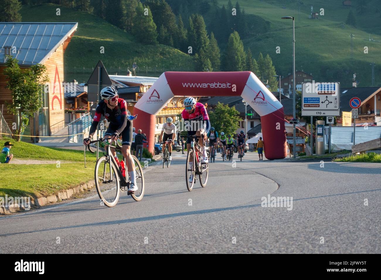 Arabba, Italien - Juli 03. 2022: Rennrad-Marathon in den Dolomiten, Italien. Teilnehmer durchqueren das Dorf Arabba Stockfoto
