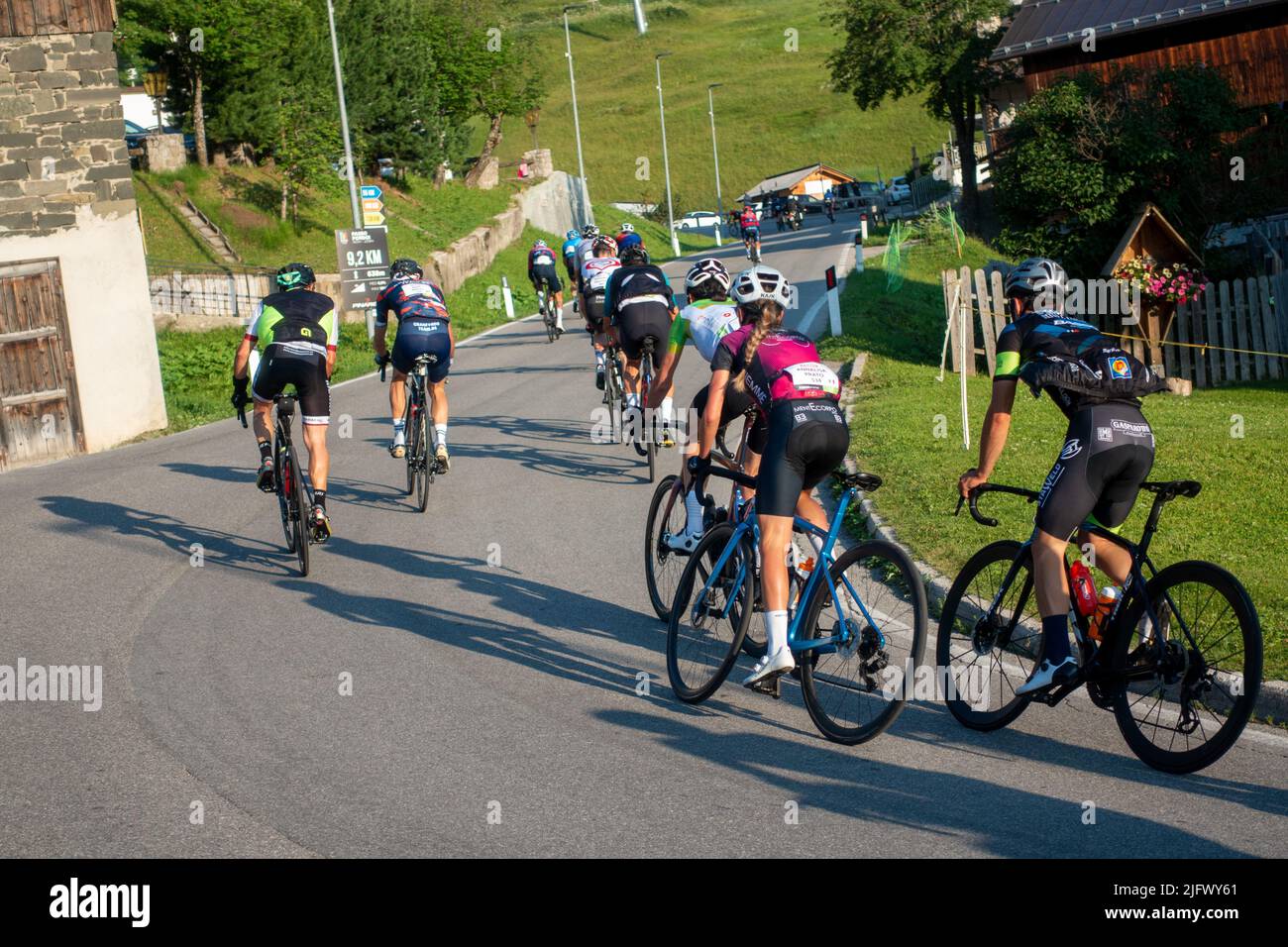 Arabba, Italien - Juli 03. 2022: Rennrad-Marathon in den Dolomiten, Italien. Teilnehmer durchqueren das Dorf Arabba Stockfoto