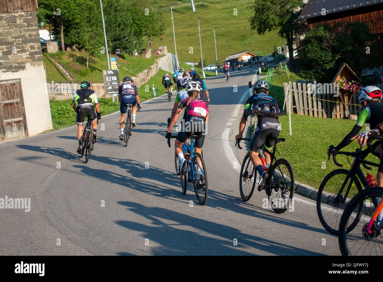 Arabba, Italien - Juli 03. 2022: Rennrad-Marathon in den Dolomiten, Italien. Teilnehmer durchqueren das Dorf Arabba Stockfoto
